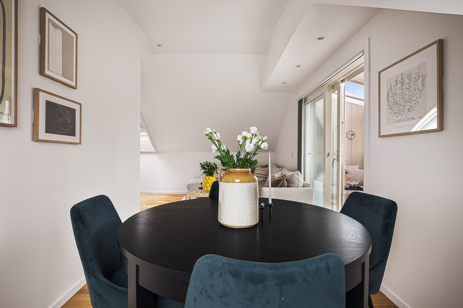 Fra stuen er det utgang til innglasset altan. Galleribilde