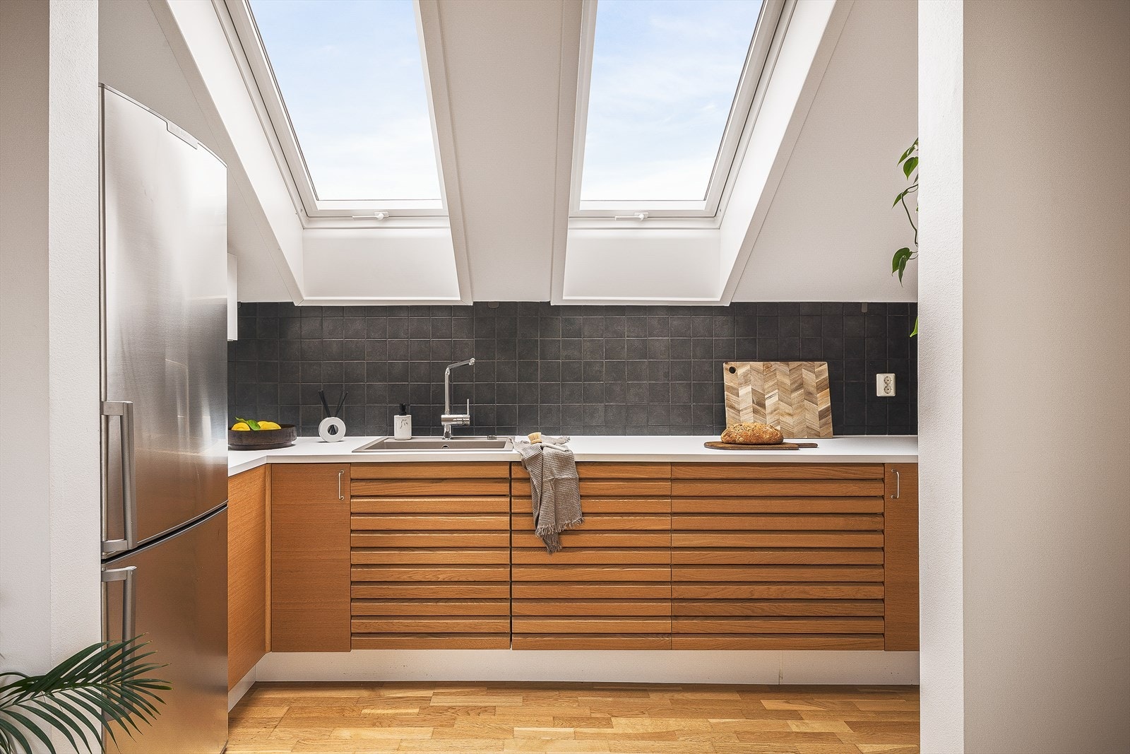 Lyst og lekkert HTH kjøkken fra 2020. Galleribilde