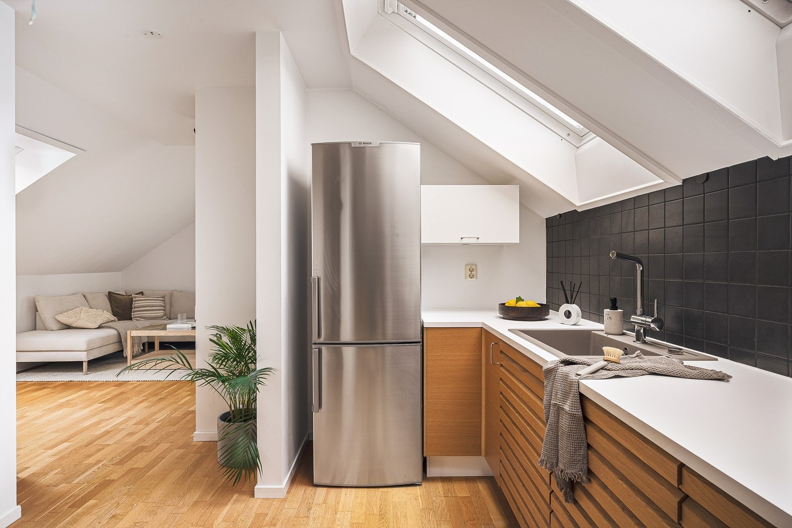 Kjøkkenet har integrert platetopp, stekeovn og oppvaskmaskin. Galleribilde