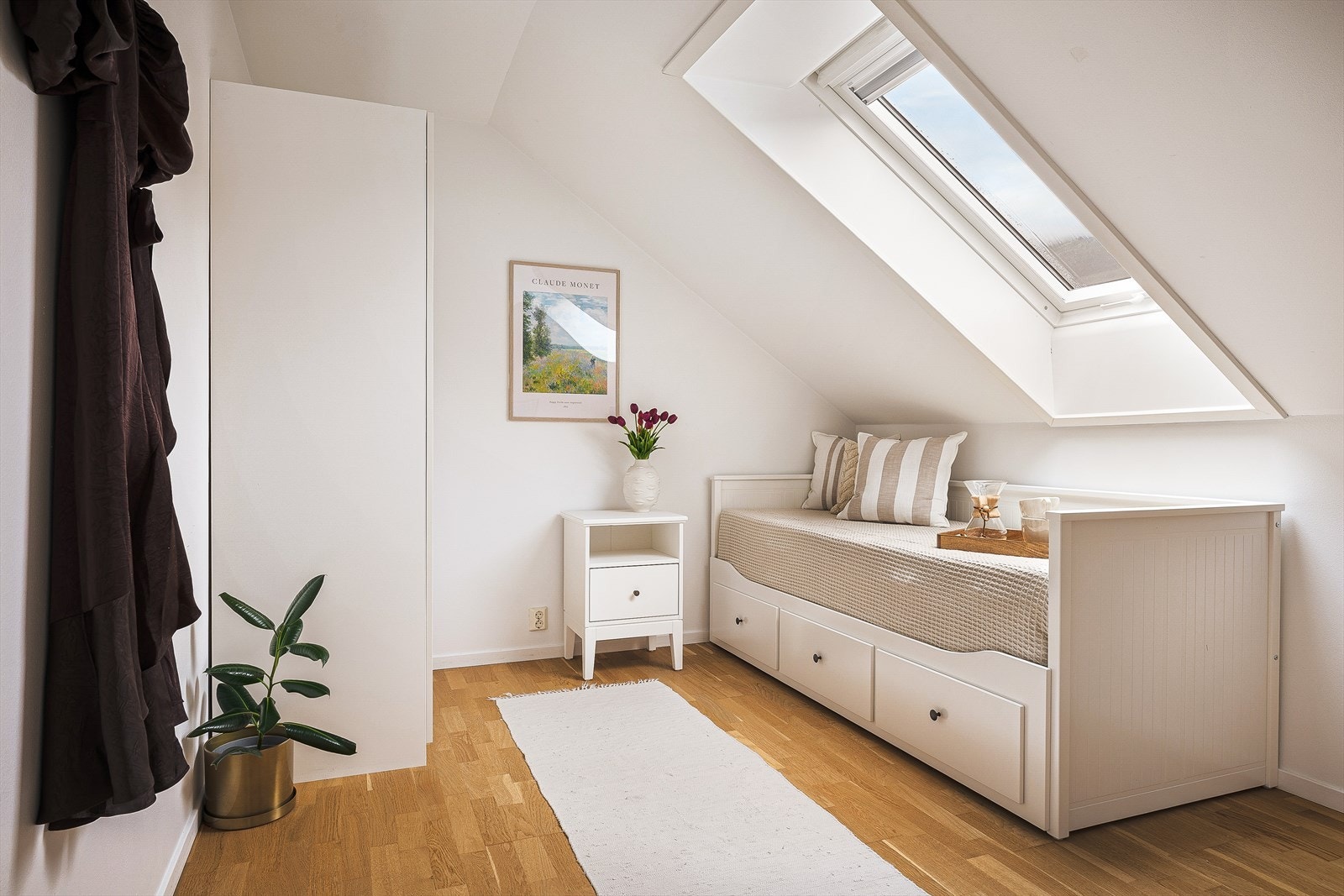 Soverom 2 med plass til seng og garderobe. Rommet er perfekt som gjesterom eller kontor. Galleribilde