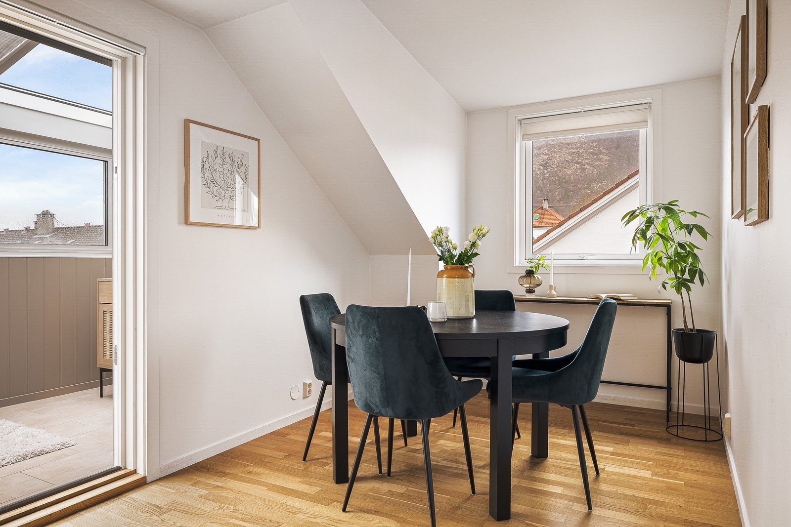 I tillegg gir stuen plass til en koselig spisegruppe. Galleribilde