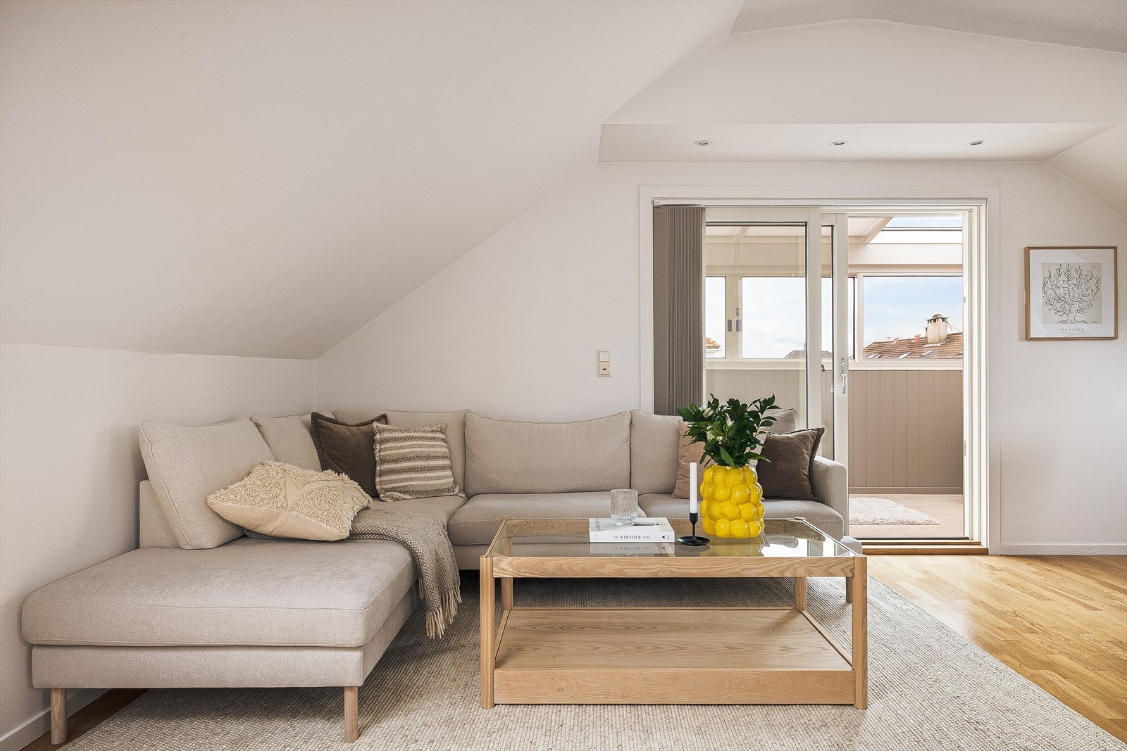 Stuen har plass til en pen sofagruppe og Tv-benk. Galleribilde