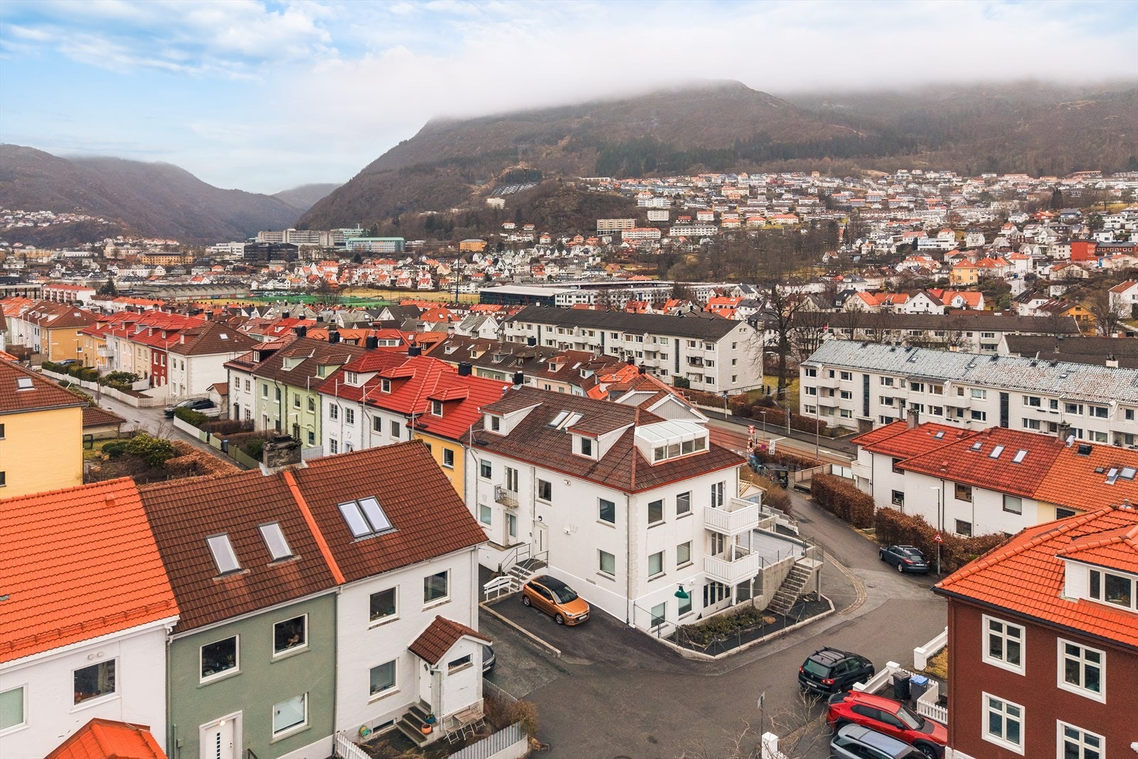 Leiligheten ligger i et attraktiv område med nærhet til det meste man trenger i hverdagen. Galleribilde