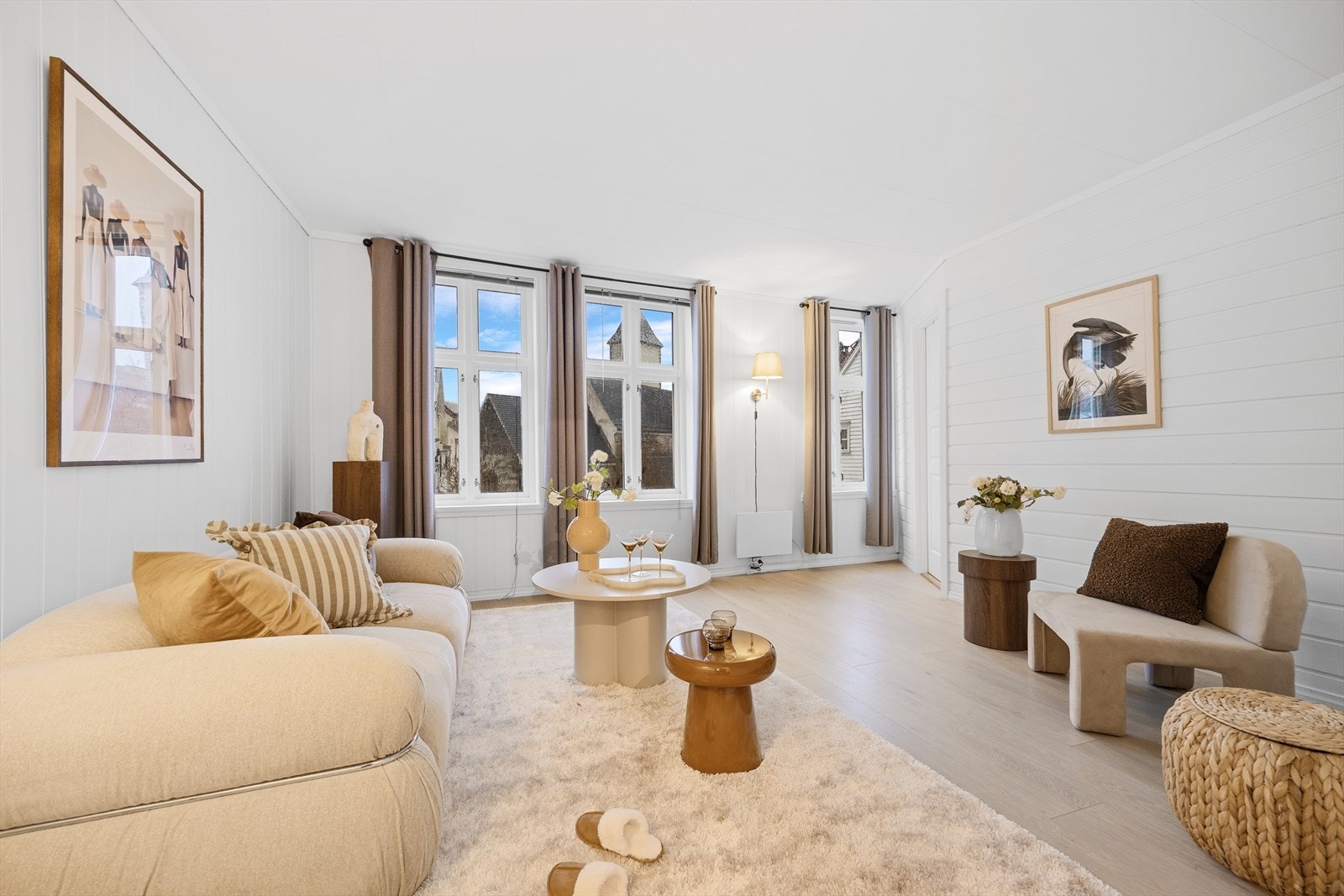 Stuen har store vindusflater og en koselig utsikt. Galleribilde