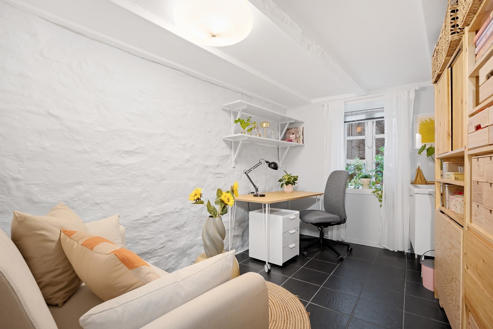 Innredet rom med vask er benyttet som soverom. Denne etasjen er ikke tegnet inn på tegninger og anses derfor som bodareal. Galleribilde