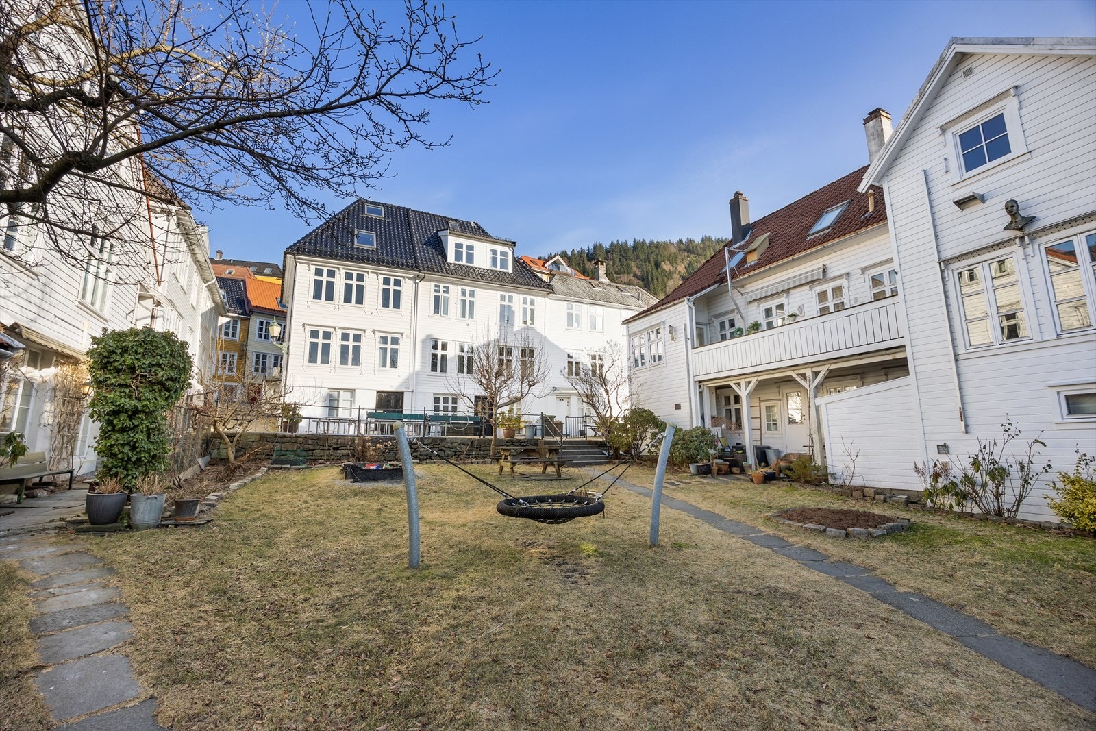 Boligen ligger svært sentralt i Sandviken med en delvis skjermet beliggenhet. Galleribilde