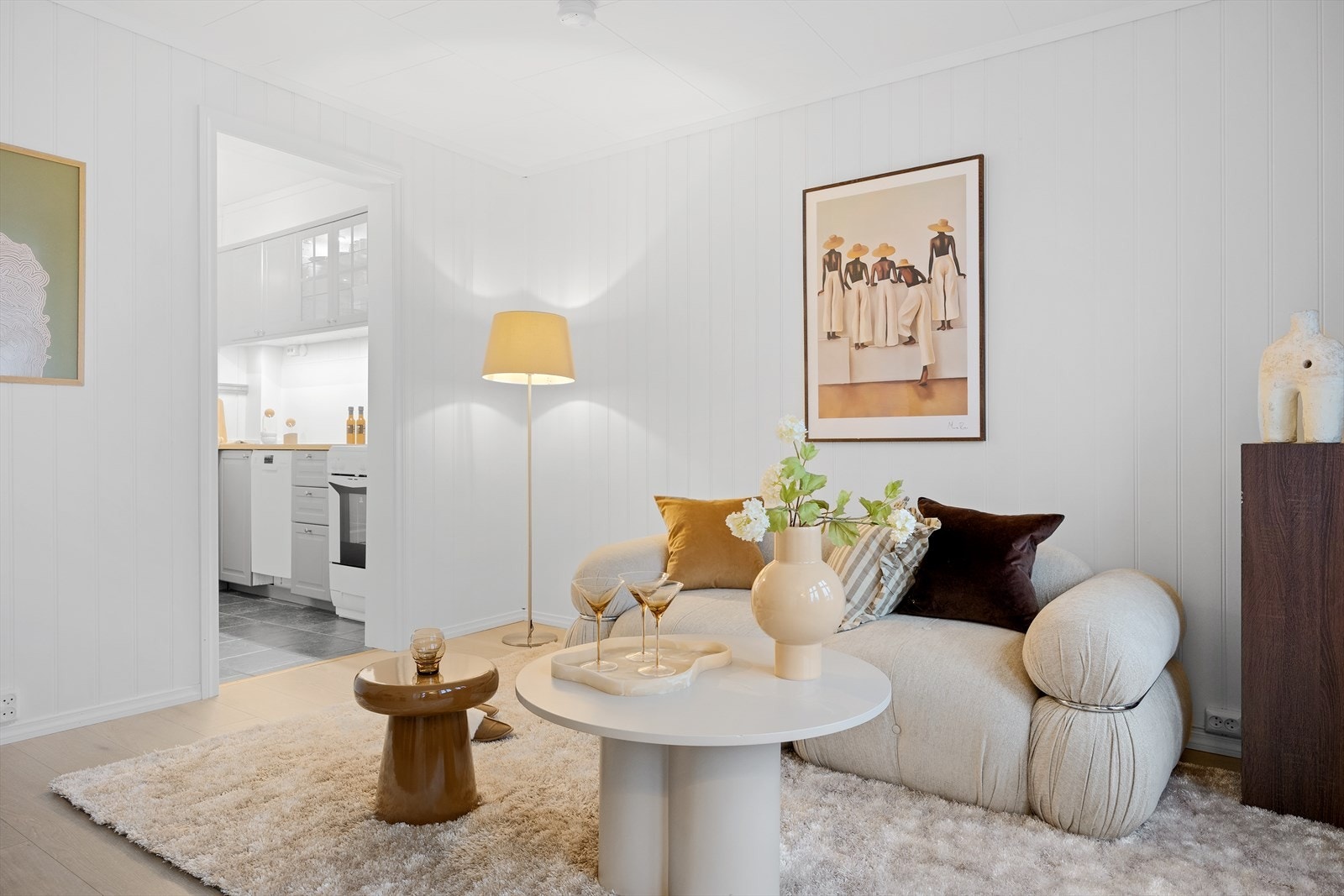 Etasjen er lys med moderne laminat på gulv og godt lysinnslipp. Galleribilde