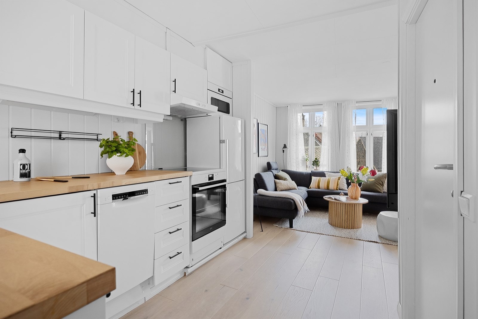 Fra kjøkken har du videre tilkomst til etasjens stue. Arealet er på ca. 22 kvm. Galleribilde