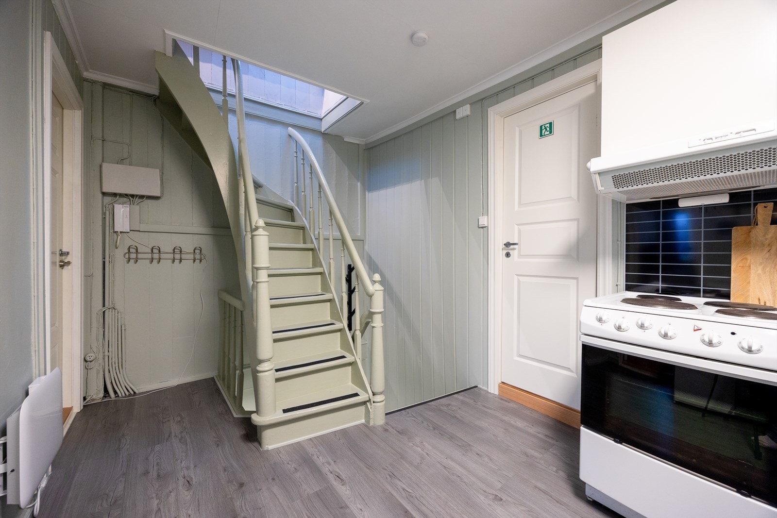 Boligens tredje enhet består av kjøkken, stue/soverom, soverom, bad og et loftsrom. Galleribilde