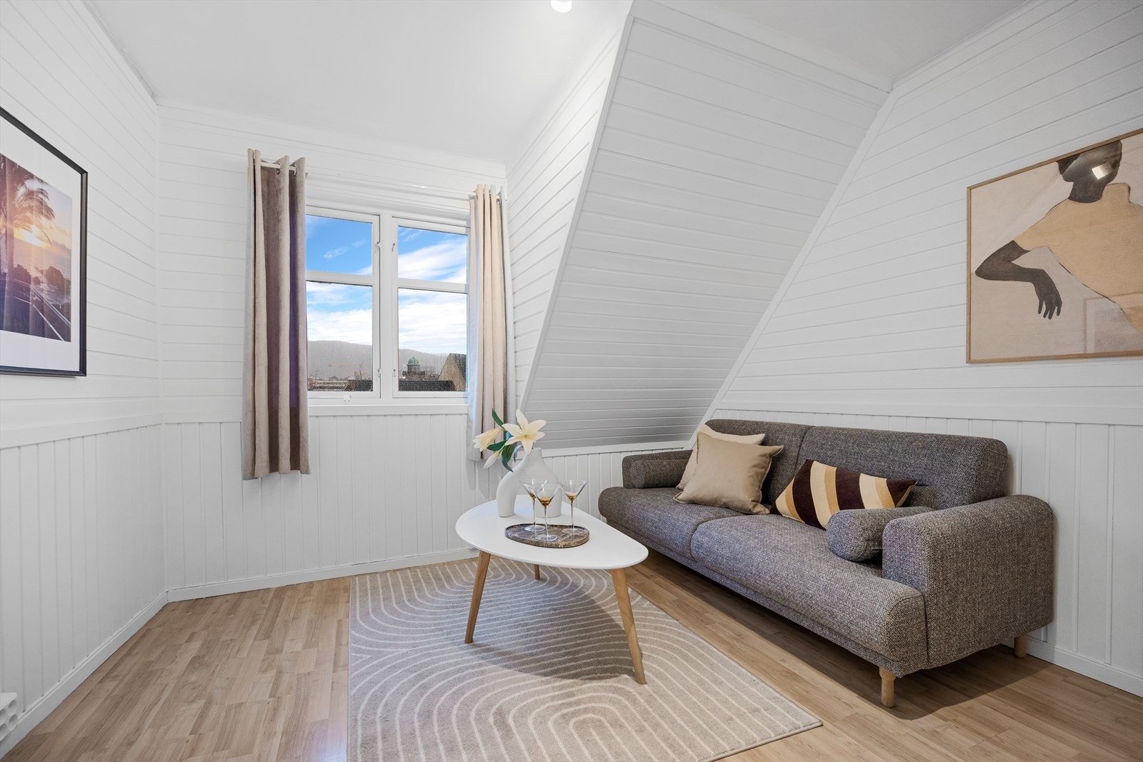 Byggets øverste etasje består av kjøkken, stue/soverom, soverom og bad. Galleribilde