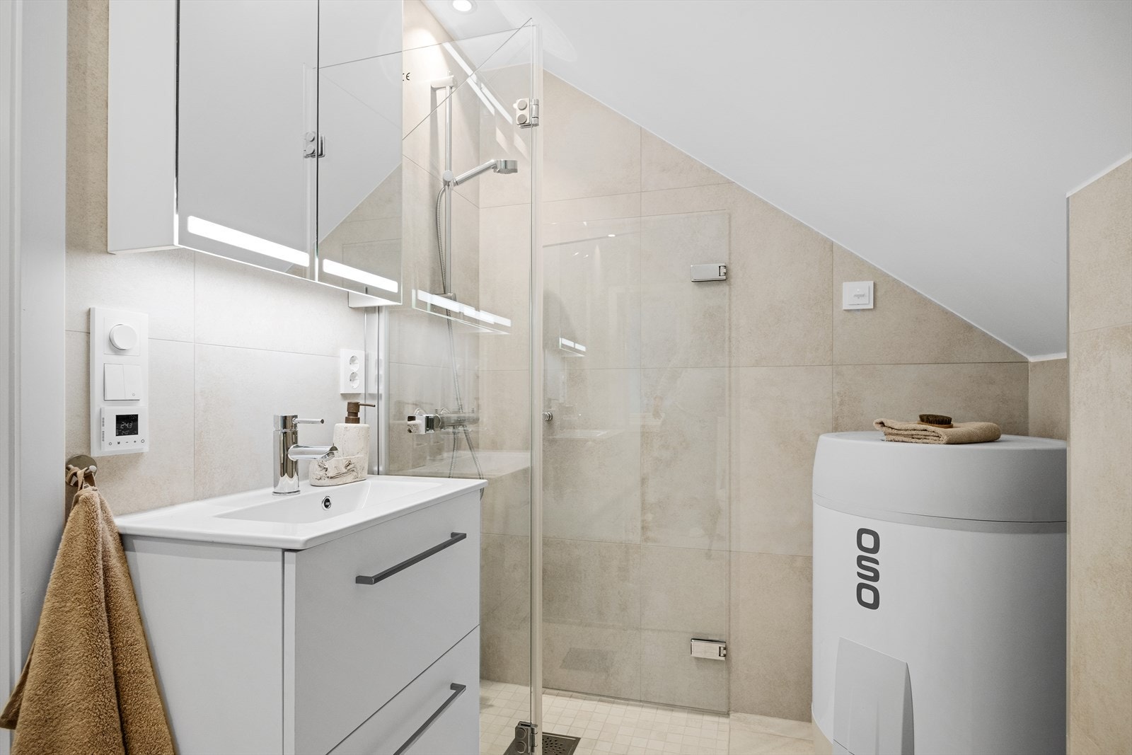 Badet er fra 2025 med flotte materialvalg og gode oppbevaringsløsninger. Galleribilde