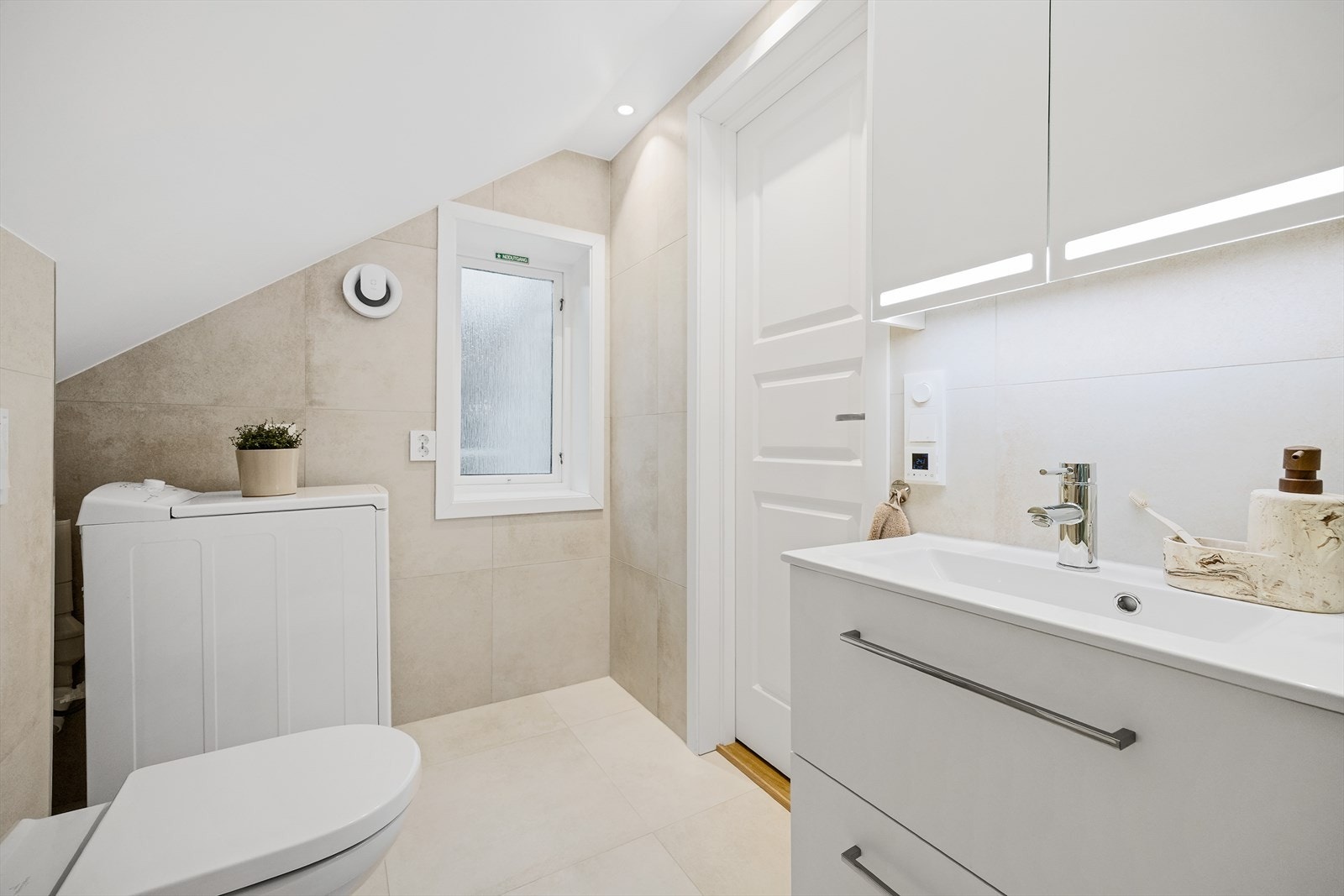 Alle badene har opplegg for vaskemaskin og vaskemaskinene medfølger salg. Galleribilde