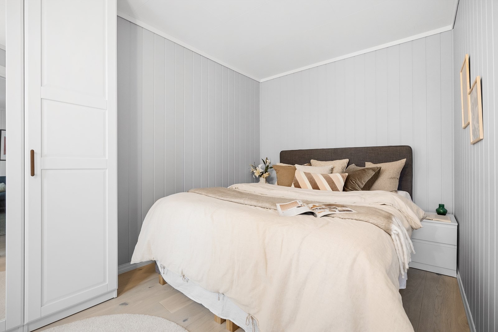 Soverommet er på 8,4 kvm og garderobeskap medfølger. Galleribilde