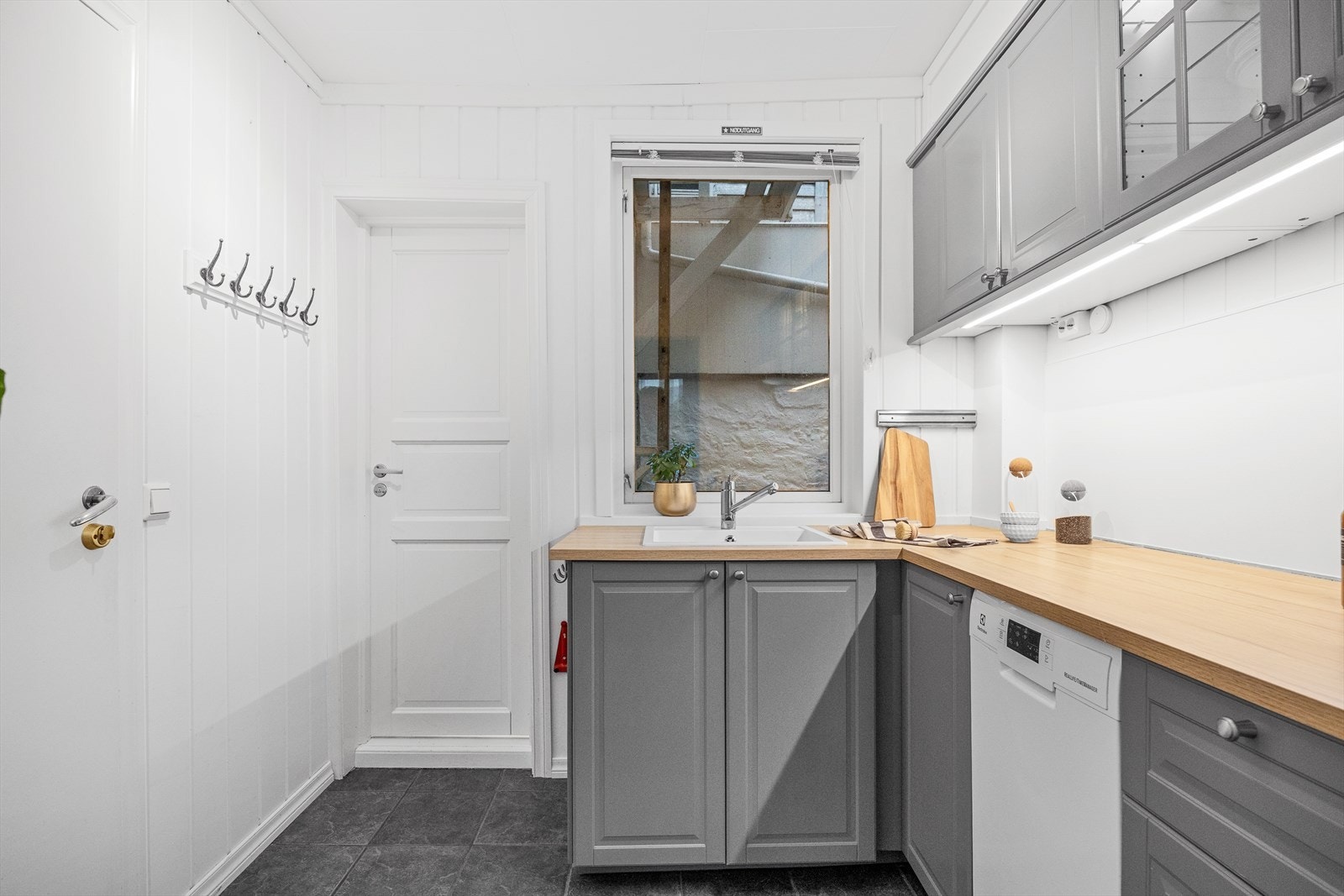 Enheten har inngang ved kjøkken og mulighet til å henge fra seg yttertøy og sko. Galleribilde