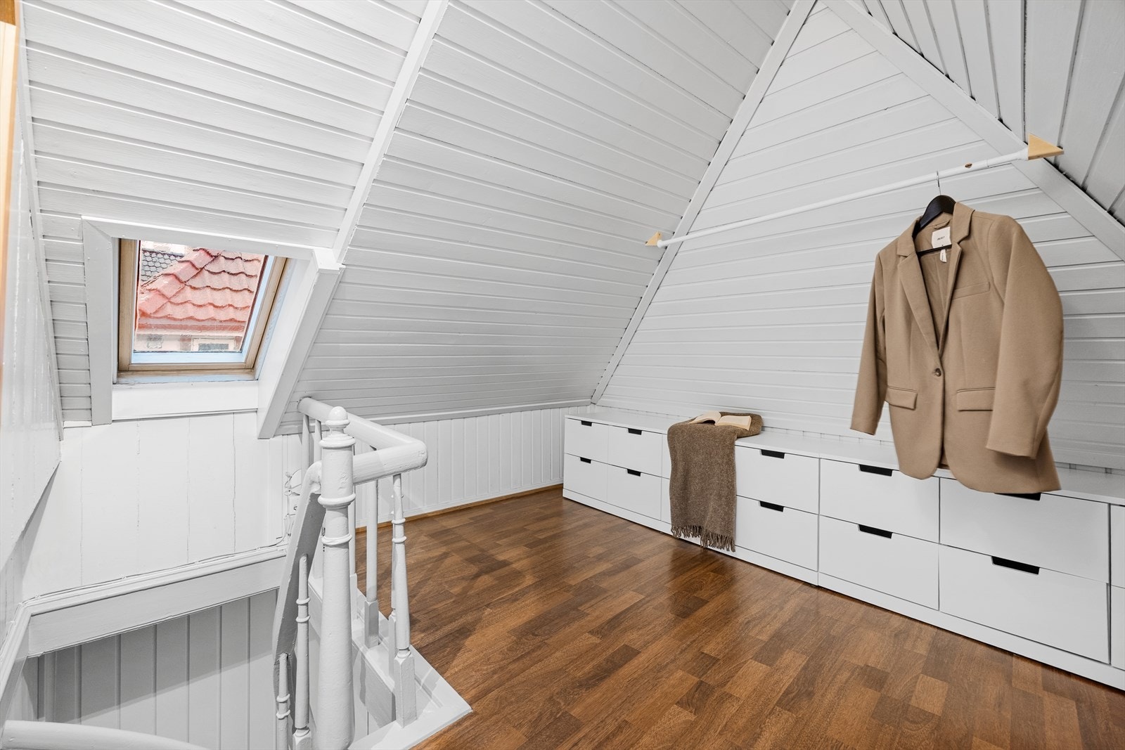 Fra kjøkkenet er det tilkomst til et loftsrom uten målbart areal. Galleribilde