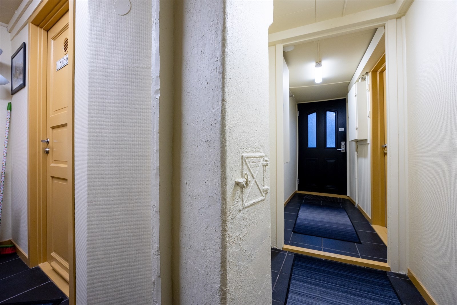 Inngangspartiet til boligen med to disponible rom i forkant og bodareal i bakkant av bygget. Galleribilde