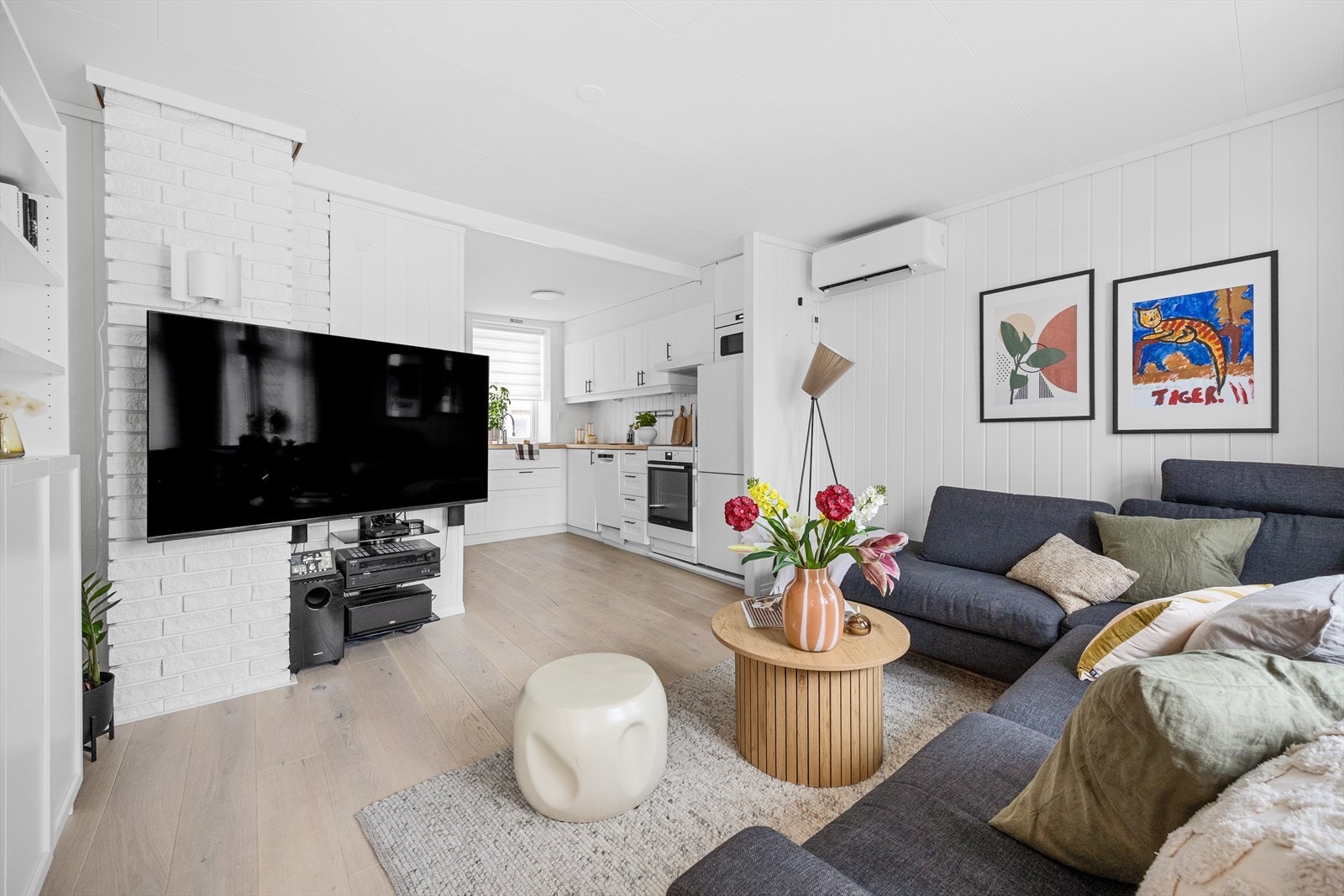 Andre etasje har en mer åpen løsning mellom stue og kjøkken. Galleribilde