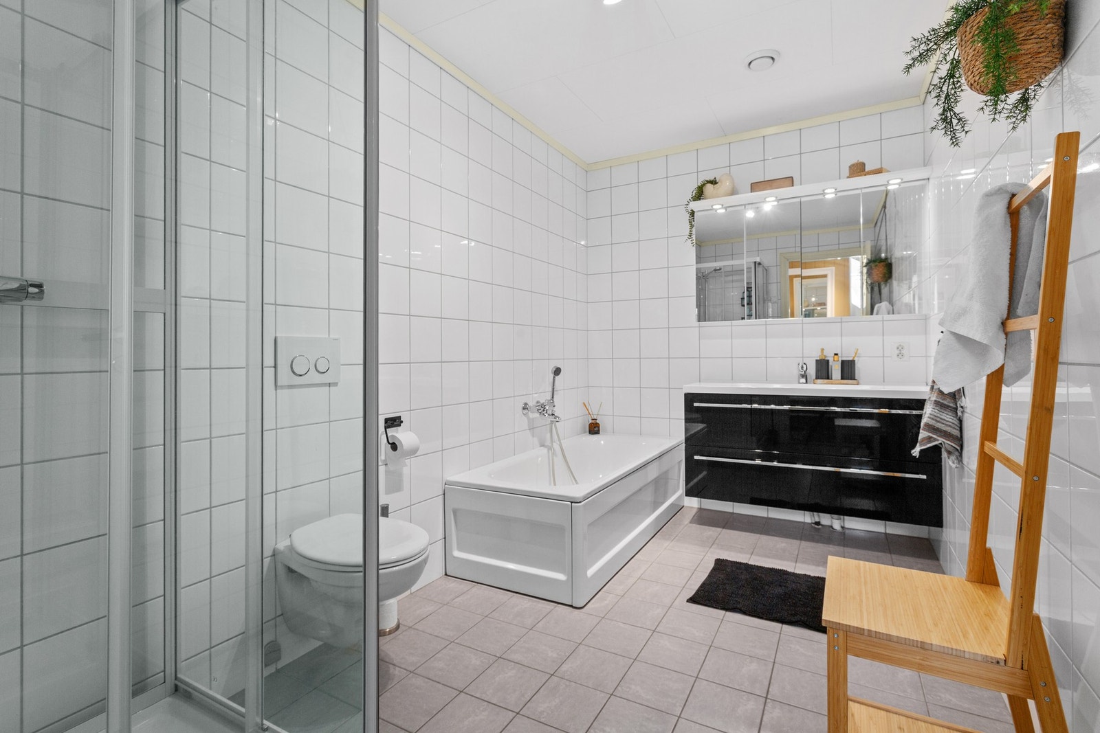 Lys flislagt bad på ca. 7,3 kvm. Galleribilde