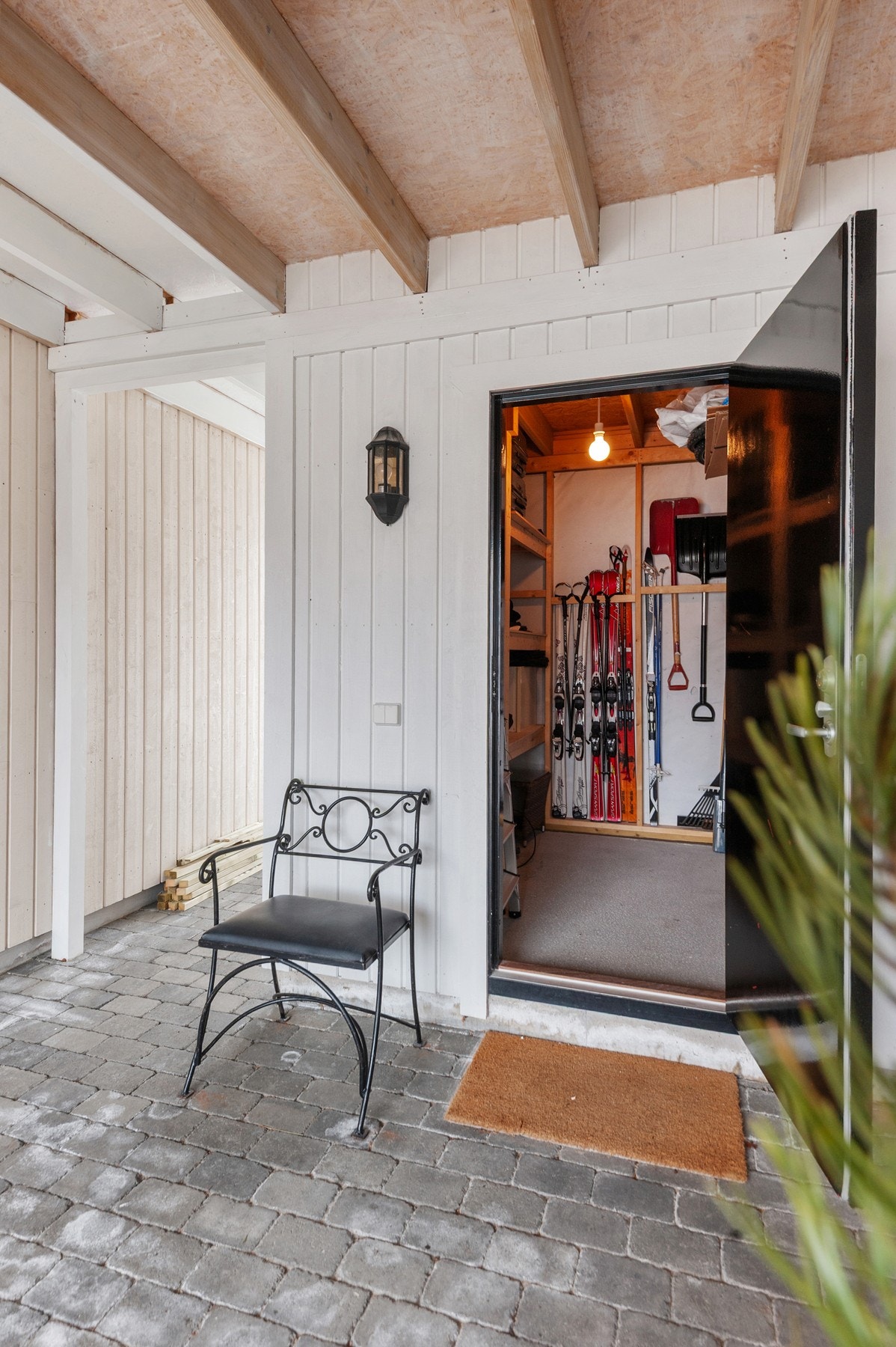 Praktisk utvendig bod med opplagt strøm Galleribilde