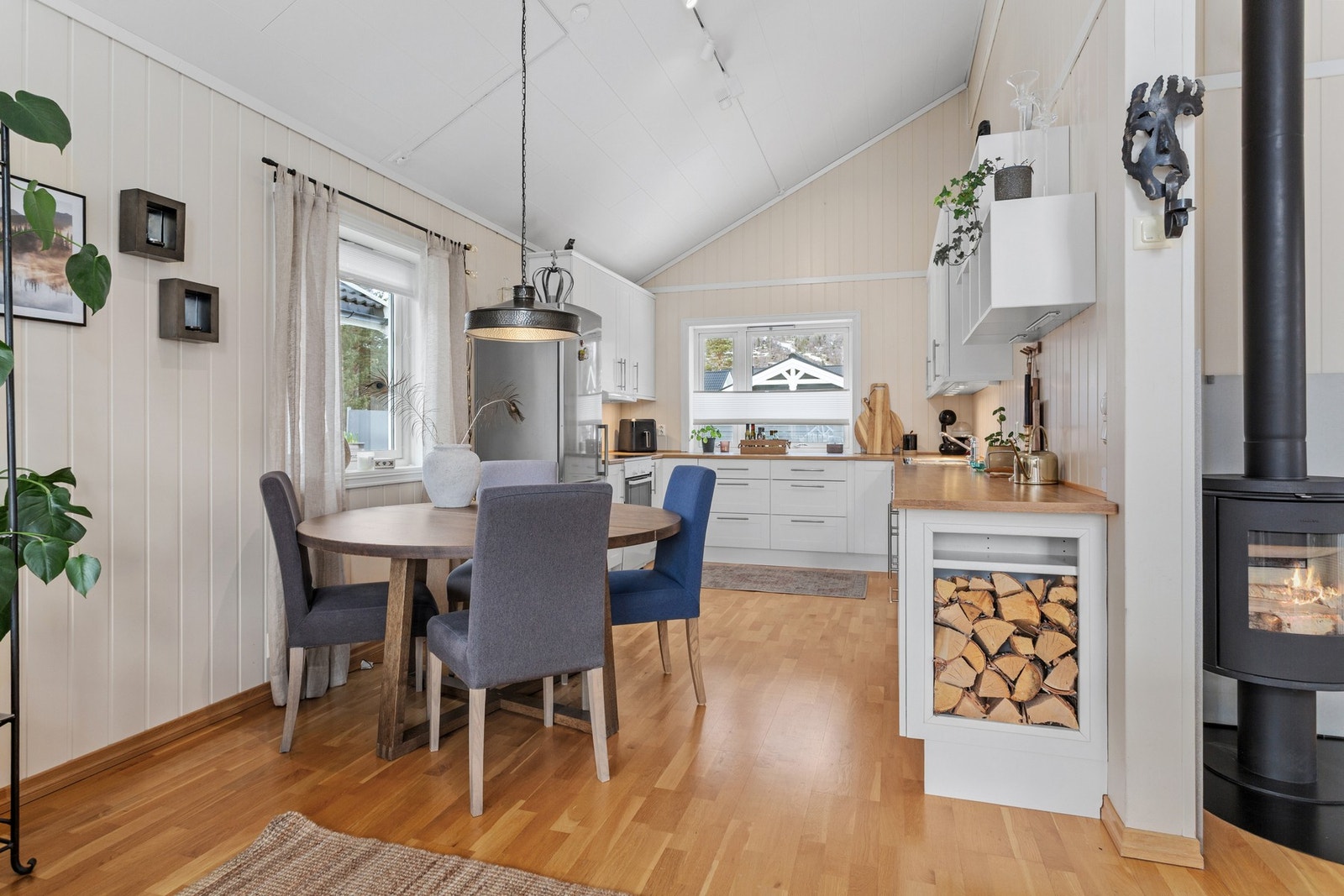 Kjøkkenet har rikelig med skap og benkeplass. Galleribilde