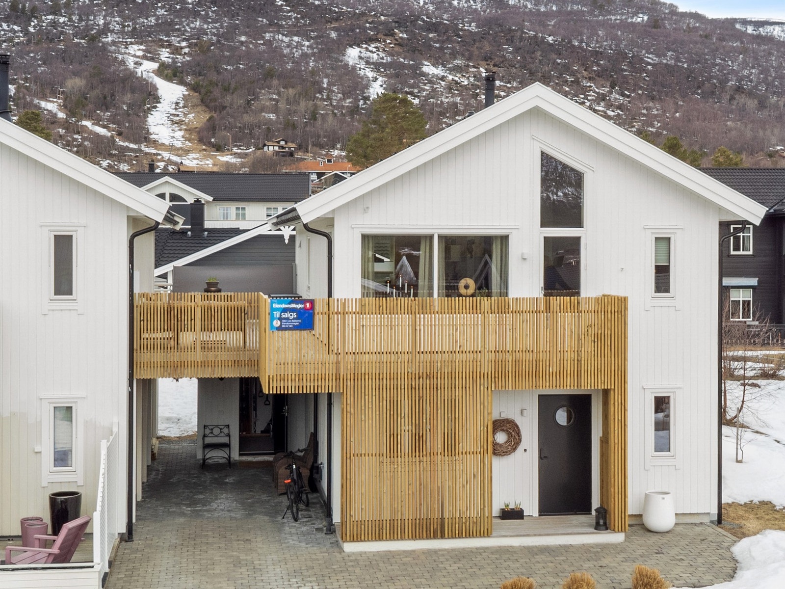 Eiendommen ligger svært fint til i Bjørkmoen. Galleribilde