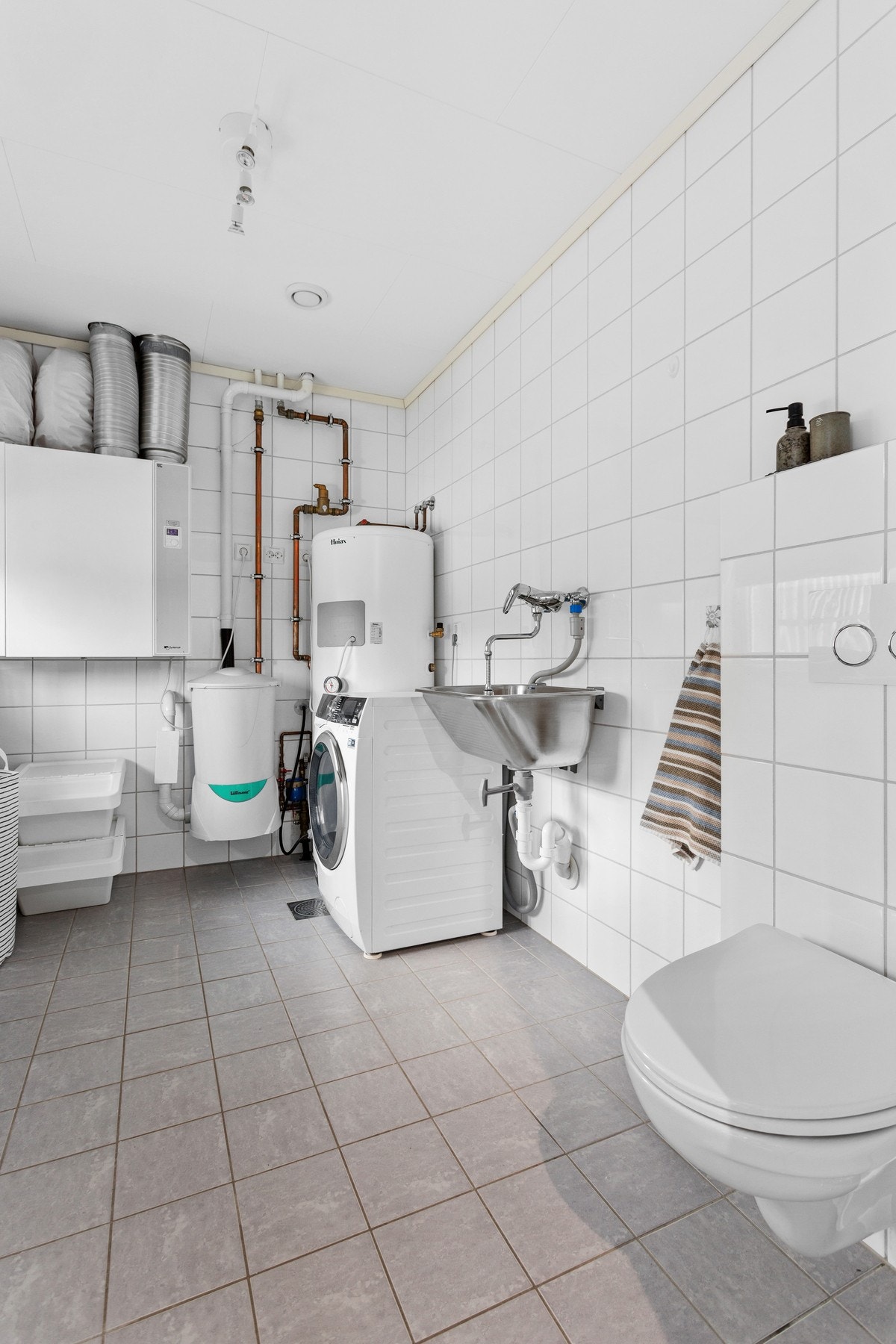 Praktisk og stor vaskerom Galleribilde