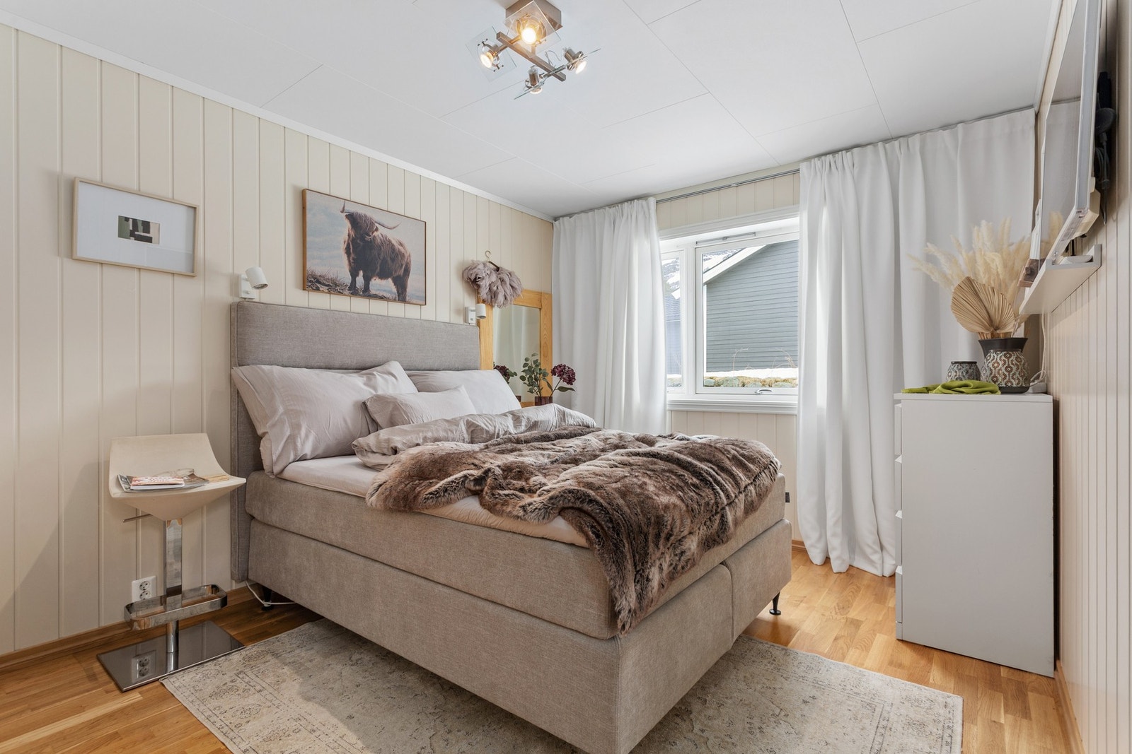 Soverom god plass til dobbeltseng samt garderobeløsning Galleribilde