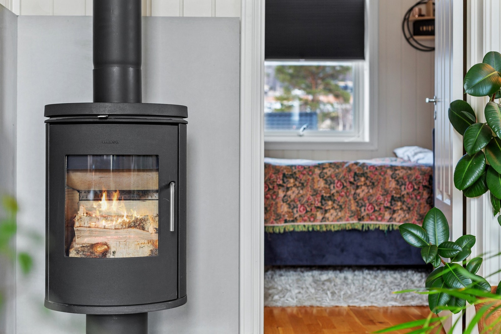 Boligen er utstyrt med vannbåren gulvvarme. Rørfordelingen er plassert på vaskerommet, og anlegget er basert på elektrisk oppvarming. Galleribilde