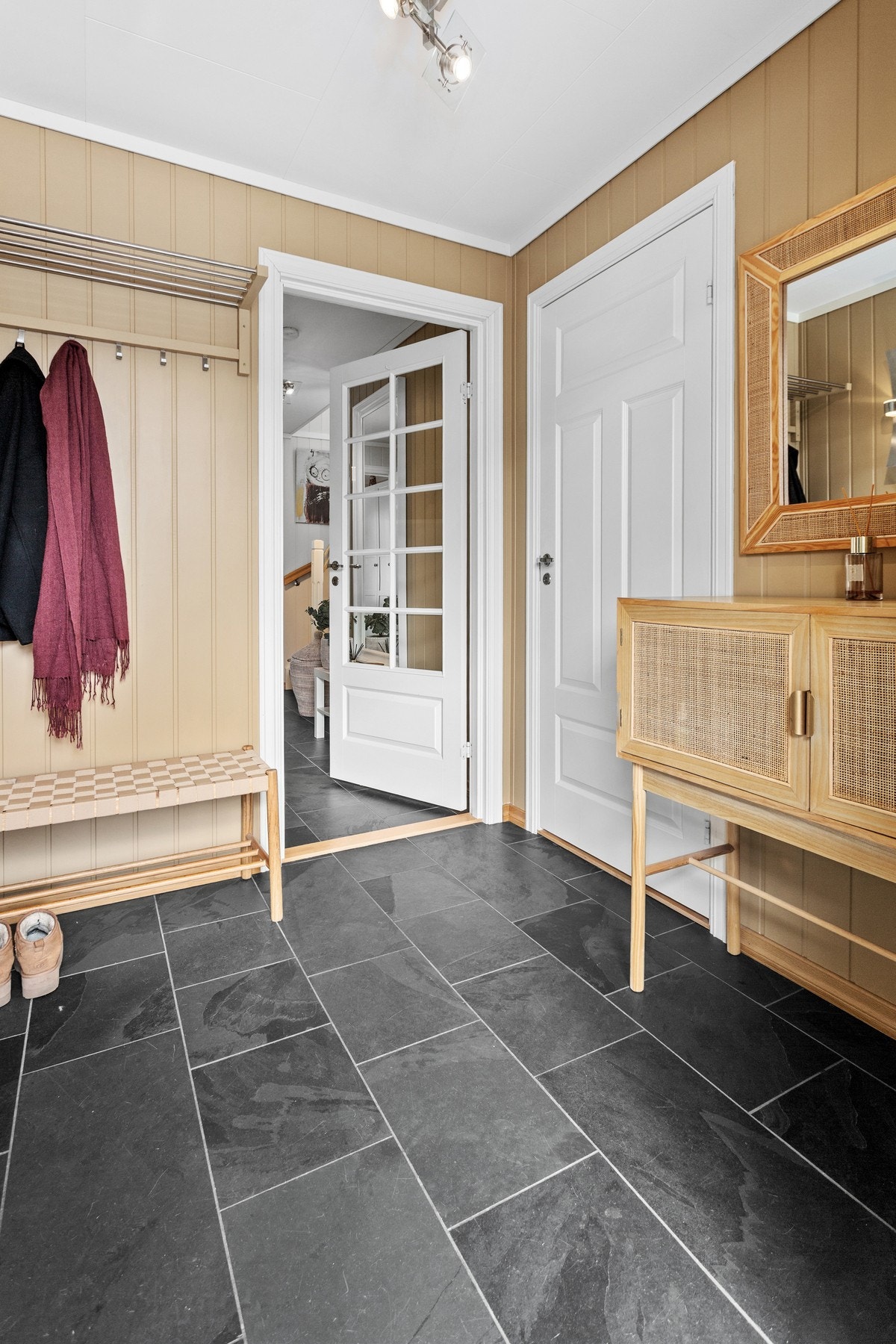 Velkommen inn! Stor éntre med flislagt gulv. Galleribilde