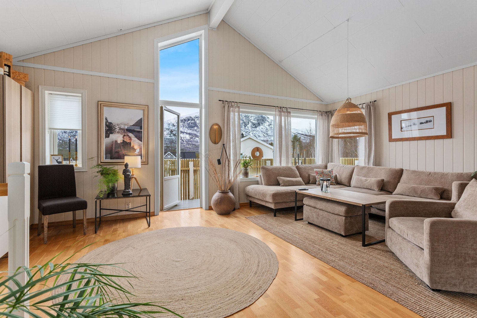 Store vindusflater gir rikelig med naturlig lys innslipp. Galleribilde