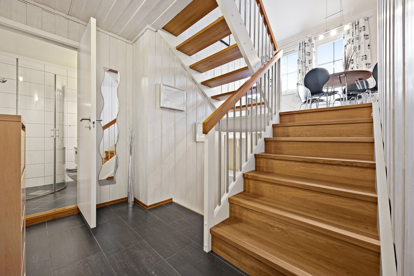 Herfra har du adkomst til etasjens to soverom og bad. Galleribilde