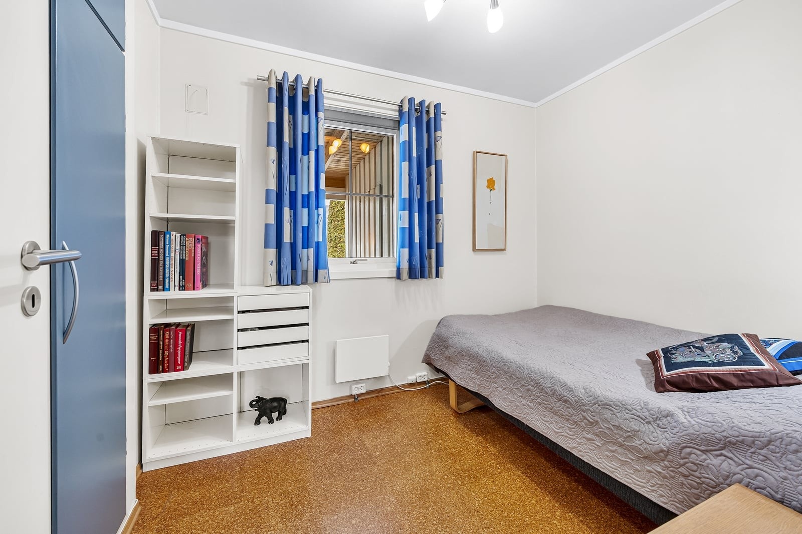 Det andre soverommet i første etasje er lyst og luftig med kork på gulvet. Her er det integrert garderobeskap og god plass til seng og nattbord. Galleribilde