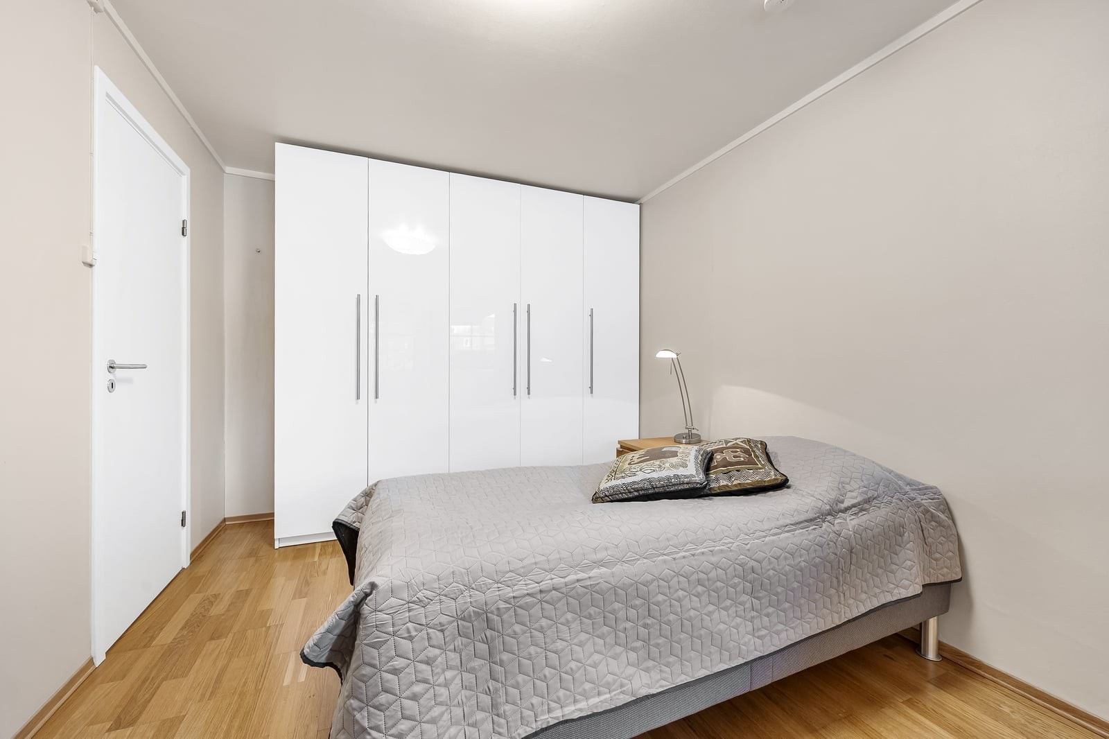 Hovedsoverommet er av god størrelse med parkett på gulvet og romslig garderobeløsning. Galleribilde