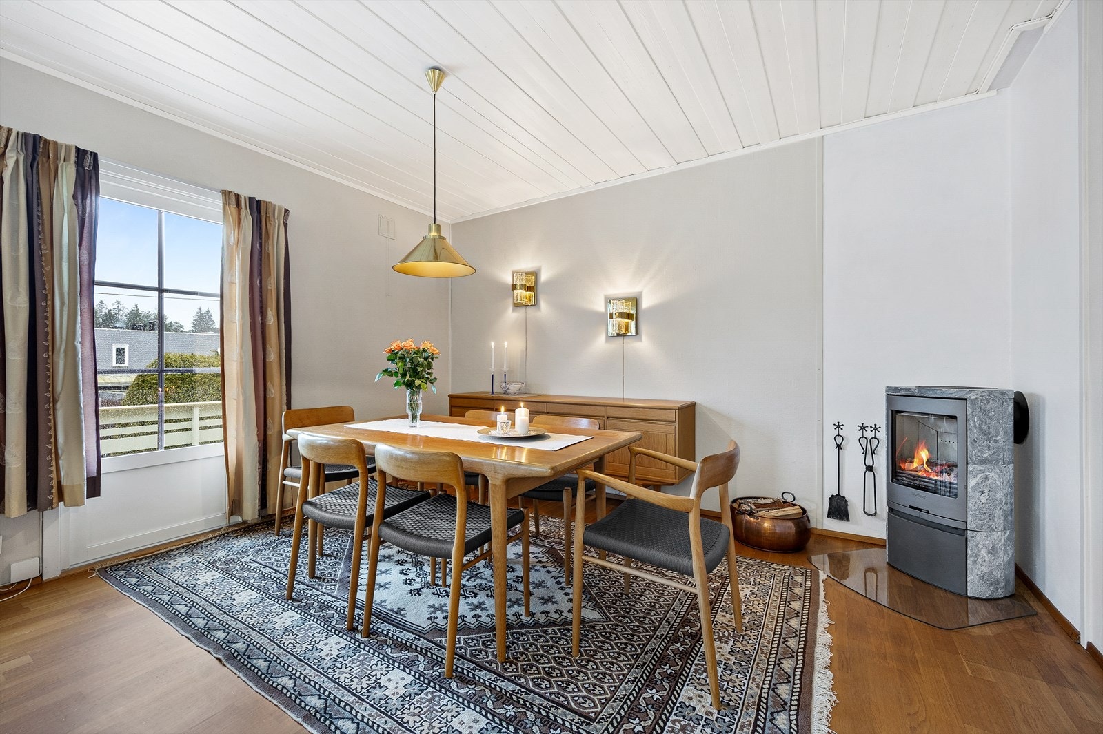 Det er etablert peis som gir god og lun varme Galleribilde