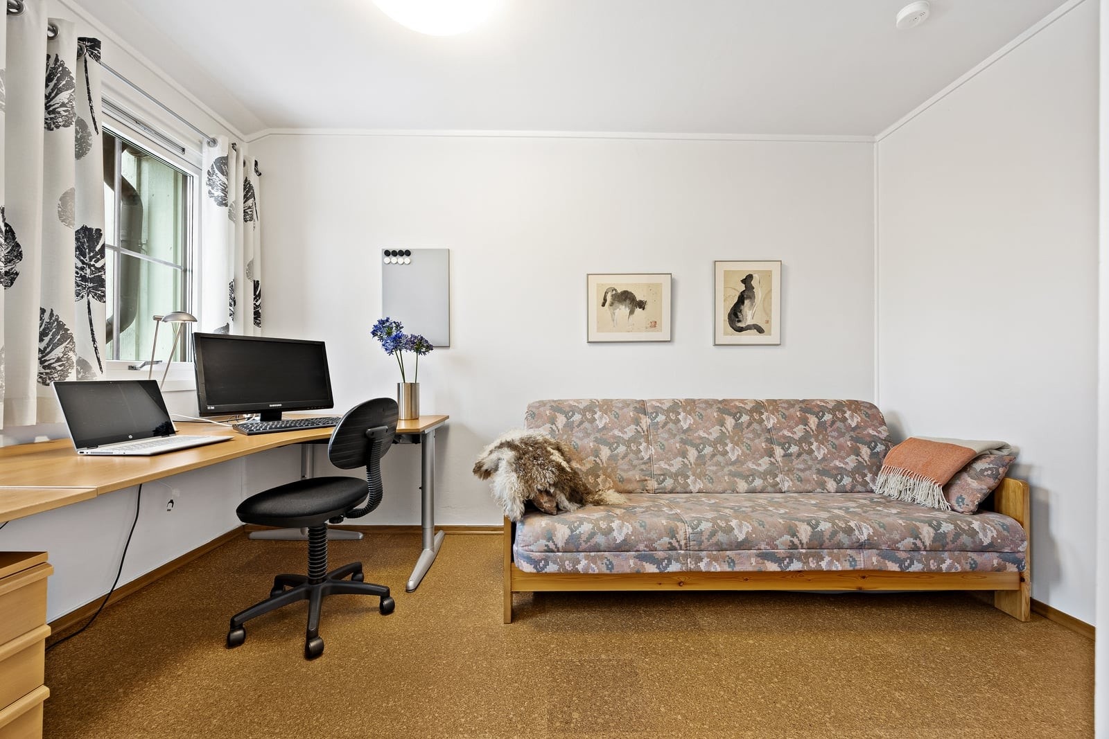 Boligens tredje soverom ligger innenfor spisekroken og har integrert garderobeskap. Rommet egner seg godt som kontor eller gjesterom. Galleribilde