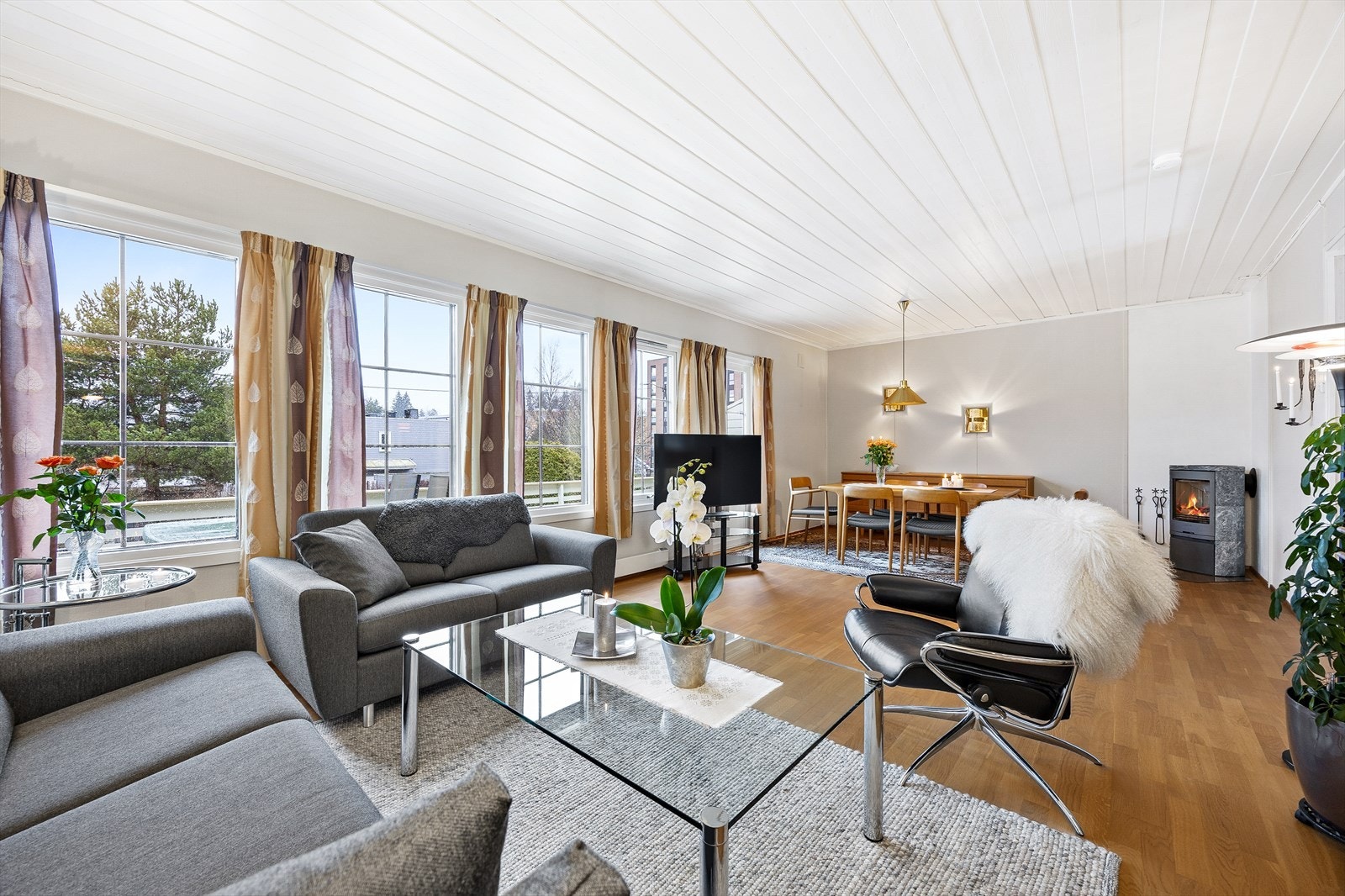 Opp en lys halvtrapp kommer vi til en romslig stue med store vindusflater som skaper en luftig atmosfære. Galleribilde