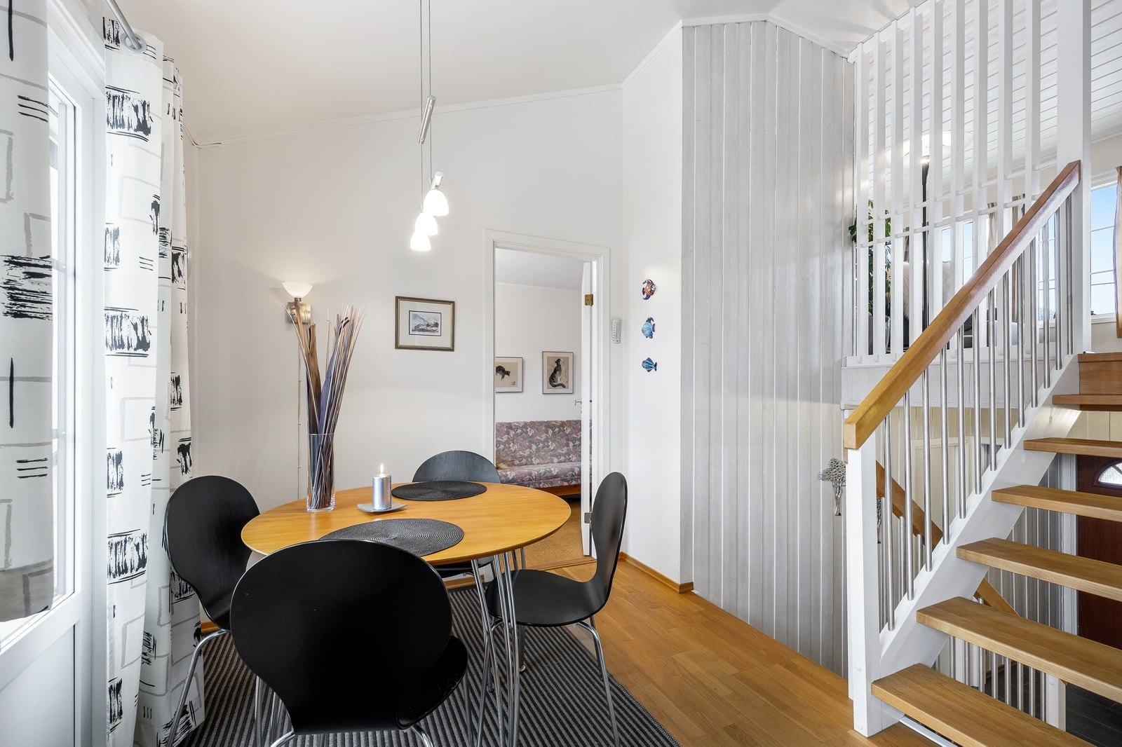 Videre fra spisekroken er det utgang til en hage med god boltreplass i bakkant av boligen. Galleribilde