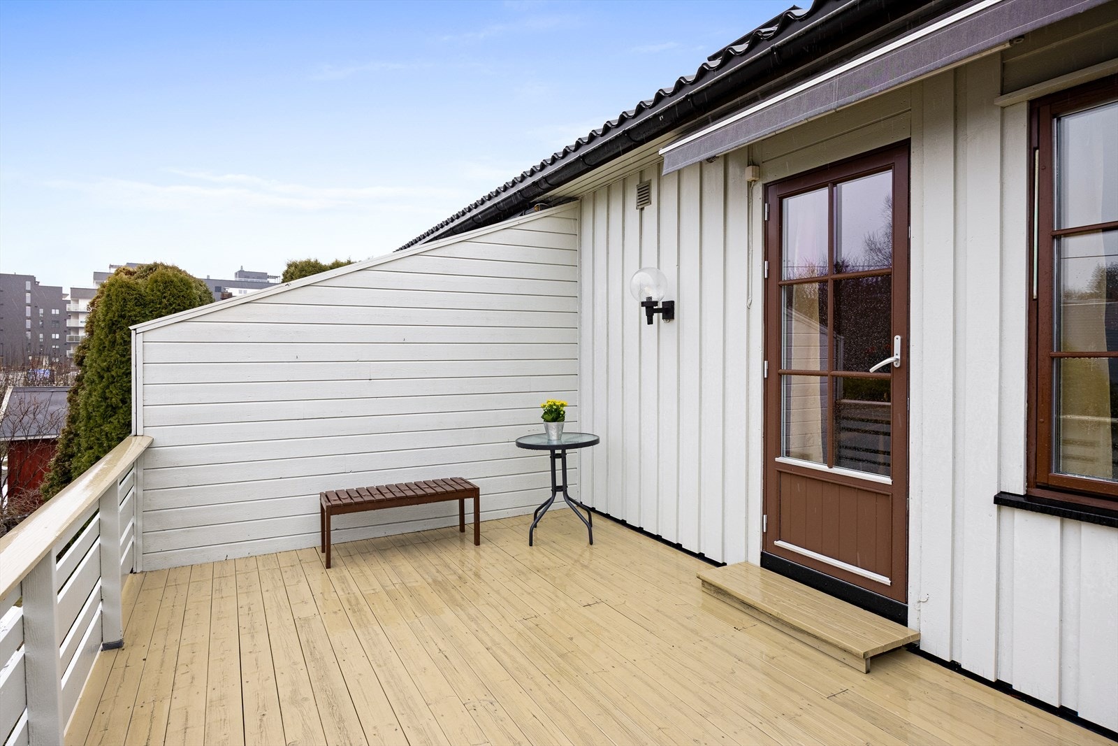 Terrassen har en elektrisk markise som dekker store deler av plassen på ekstra solfylte dager. Galleribilde