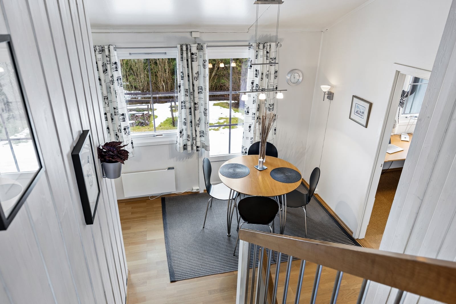 Opp trappen kommer vi til kjøkkenet og en hyggelig spisekrok Galleribilde