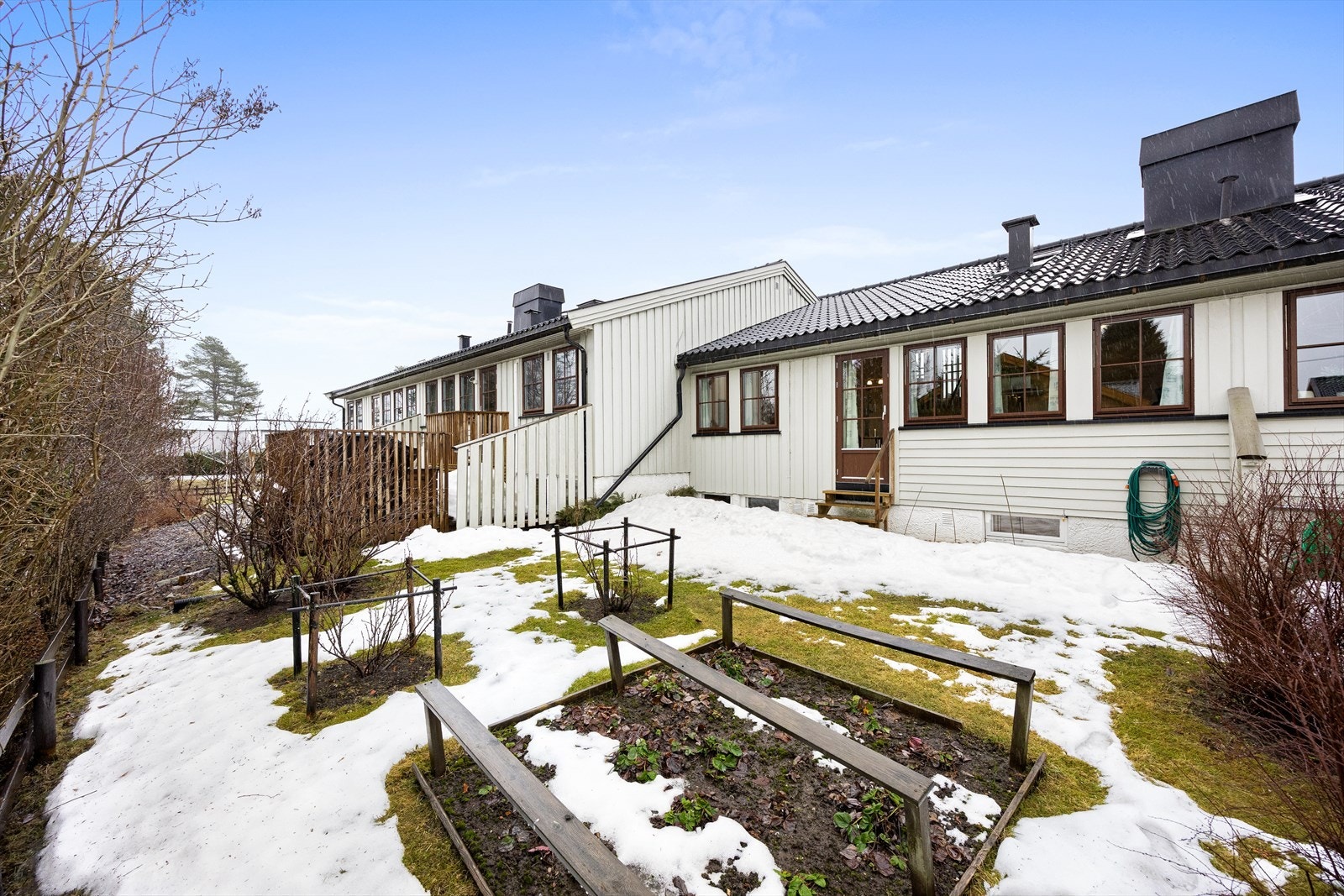 Fra spisekroken er det utgang til en hage med god boltreplass i bakkant av boligen. Galleribilde