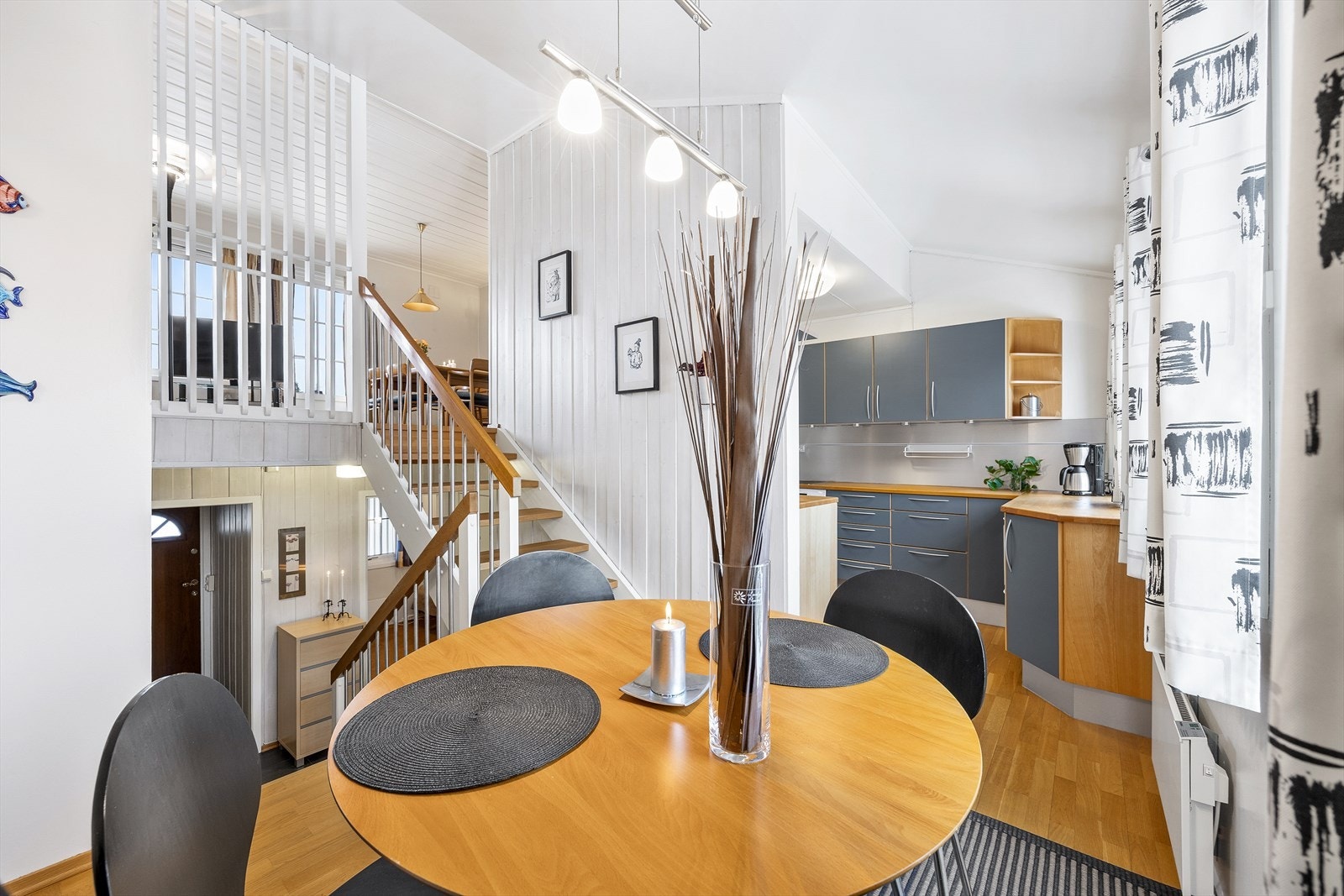 Rekkehuset har en praktisk og familievennlig planløsning. Galleribilde