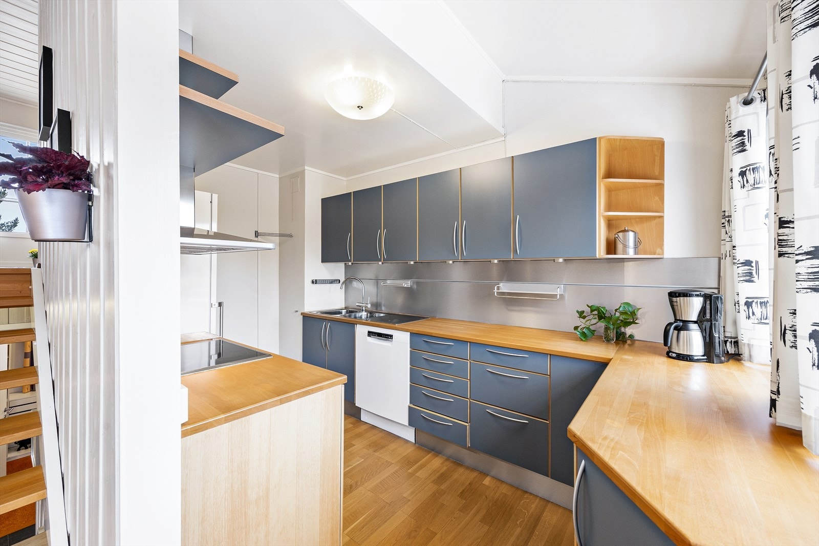 Kjøkkenet ble modernisert i 1998 og har innredning av glatte fronter, benkeplate av heltre, kjøkkenventilator og bakplate av børstet stål. Galleribilde