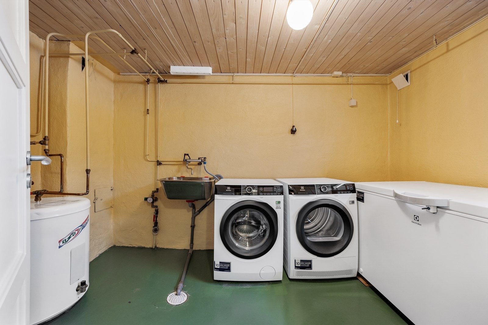 Ned en halvtrapp fra gangen er vaskerom og boder plassert. Vaskerommet her av god størrelse med opplegg for vaskemaskin og en skyllekum. Galleribilde