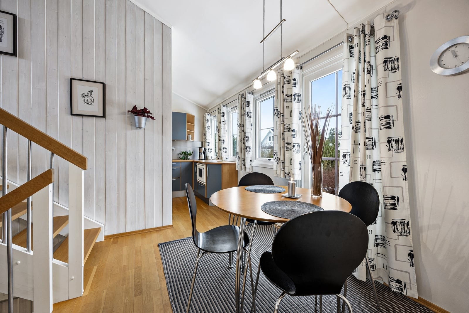 Spisekroken gir god plass til et spisebord og stoler. Galleribilde