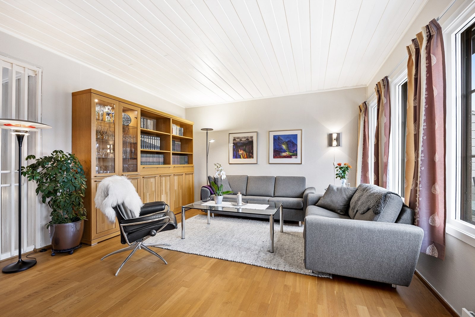 Her er god plass til en større spisegruppe på en side av stuen og sofagruppe og TV-møblement på annen side av stuen. Galleribilde