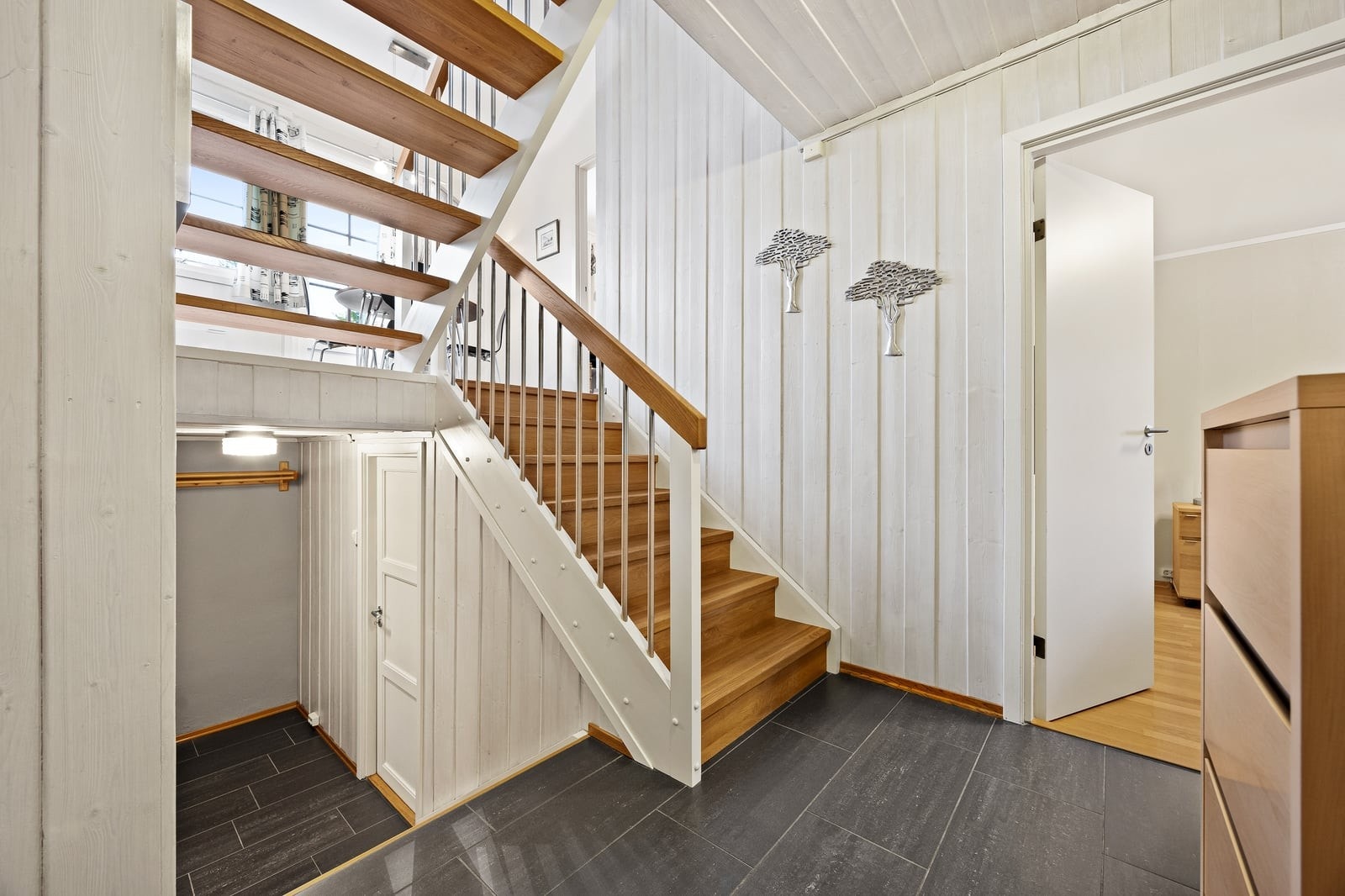 Videre fra inngangspartiet kommer du inn i en romslig gang med halvtrapp til andre etasje Galleribilde