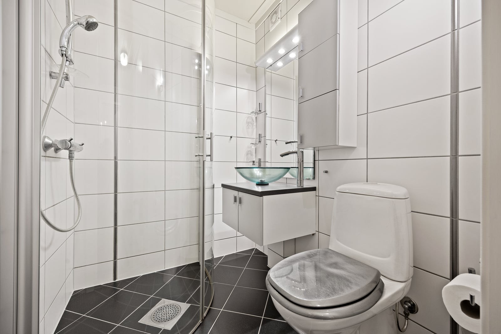 Badet ble renovert i 2004 med fliser på gulv og vegger, og har elektriske varmekabler i gulvet. Galleribilde