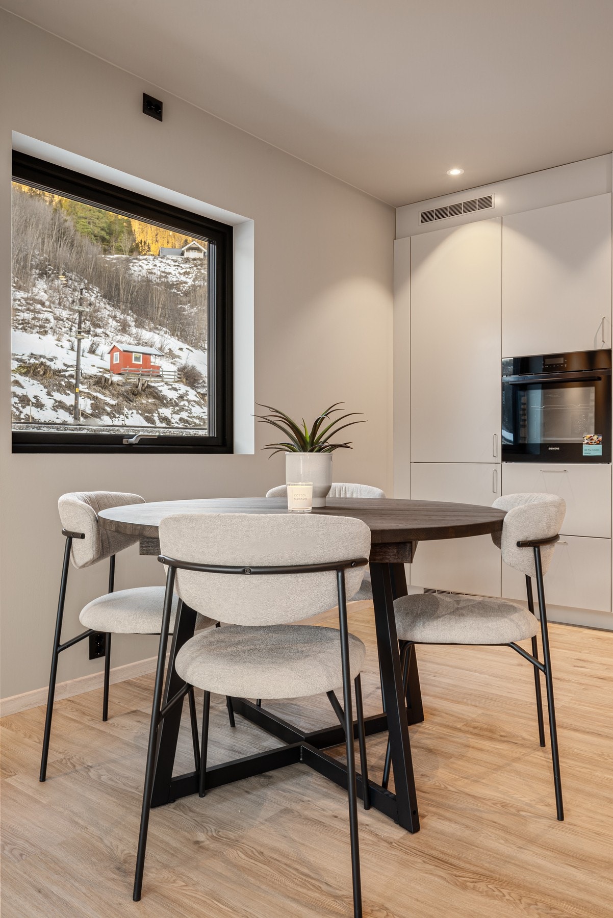 Leiligheten har gjennomgående listefrie og sømløse overganger, noe som gir et rent og eksklusivt uttrykk. Galleribilde