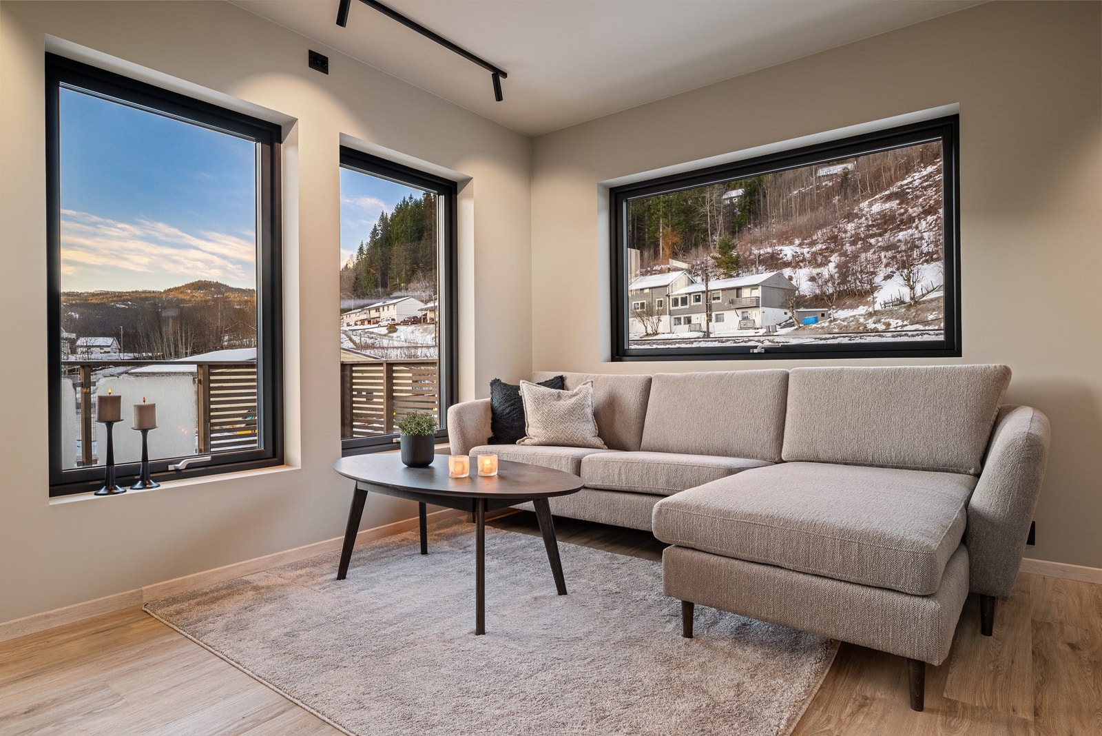 Leilighetens hjørnebeliggenhet gir rikelig med naturlig lysinnslipp i hele leiligheten. Galleribilde