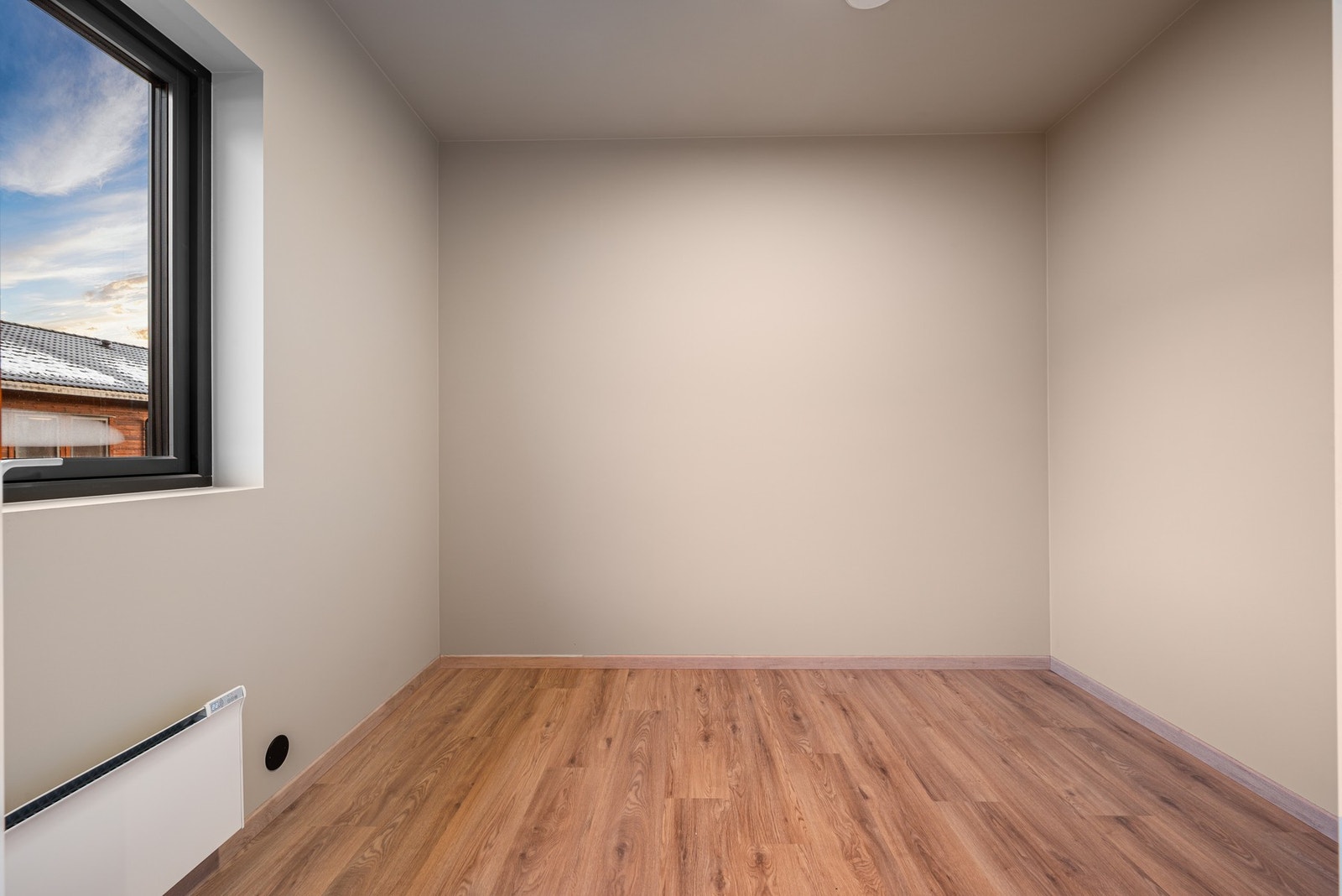 Soverom 2 er på 6.7 kvm. med plass til ønsket møblement. Perfekt som både barnerom, kontor eller gjesterom. Galleribilde